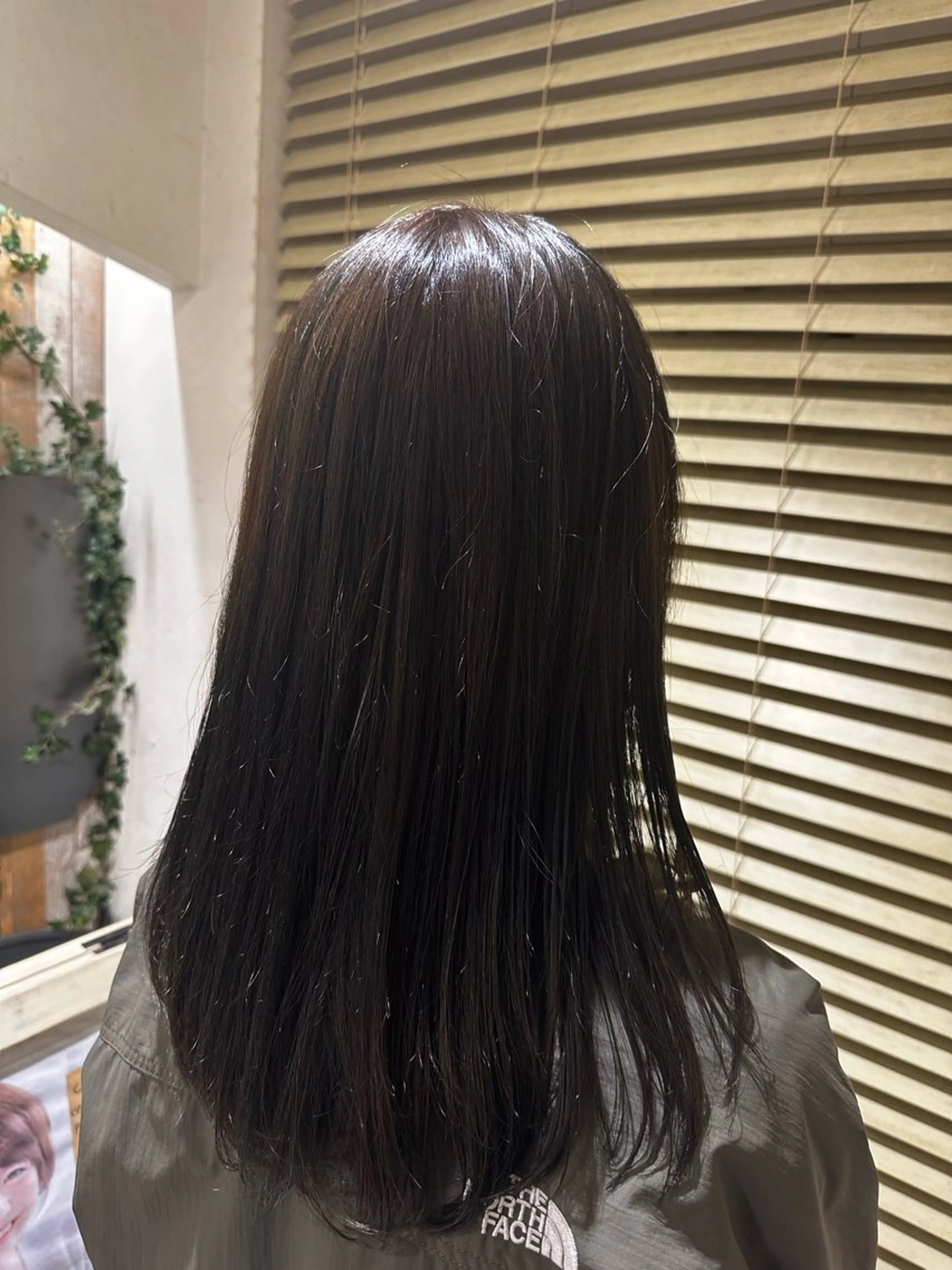 セミロング カラー カット ヘアカラー 岡本 葵のヘアスタイル