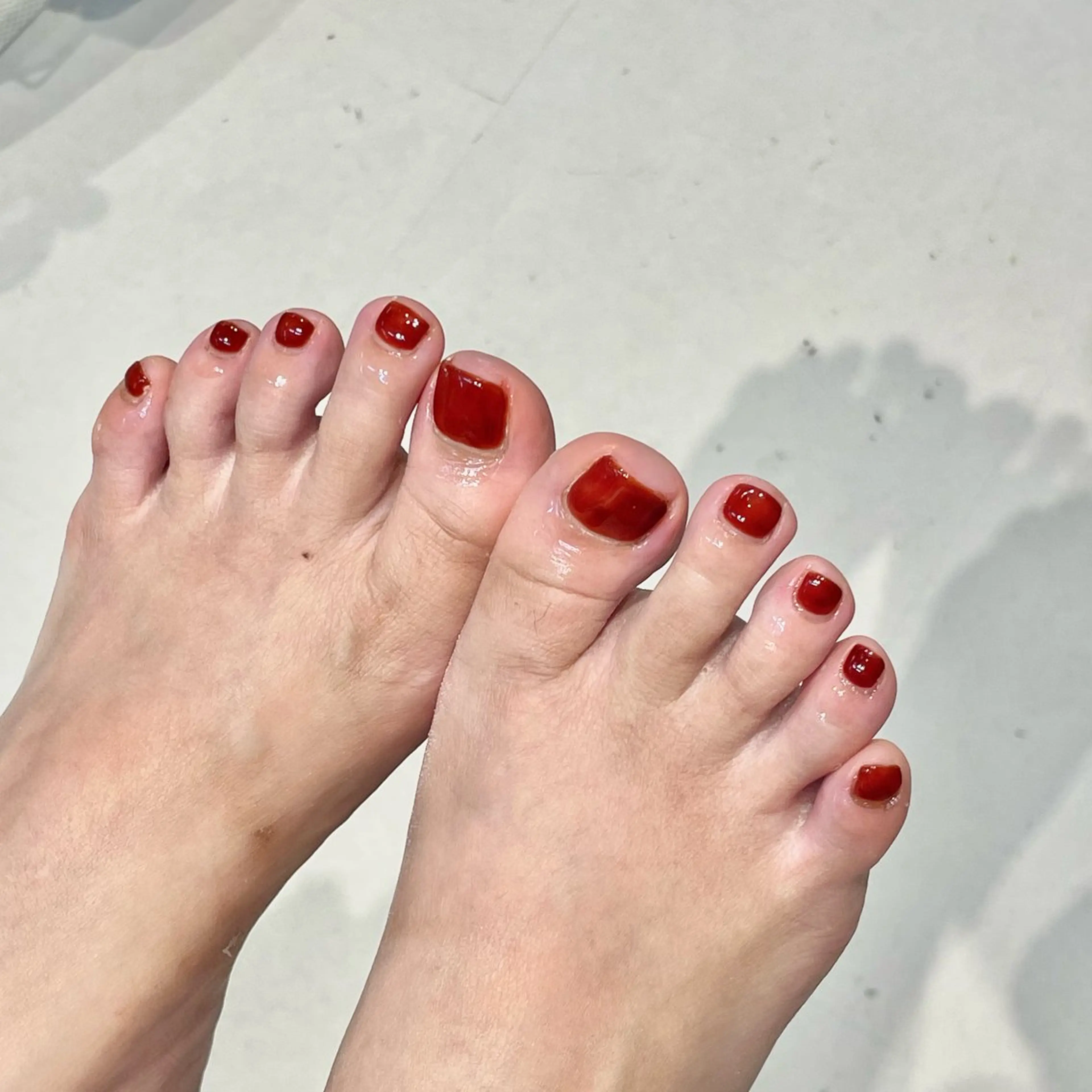 ネイル フットネイル 赤色 hinano DEE nailのネイルデザイン