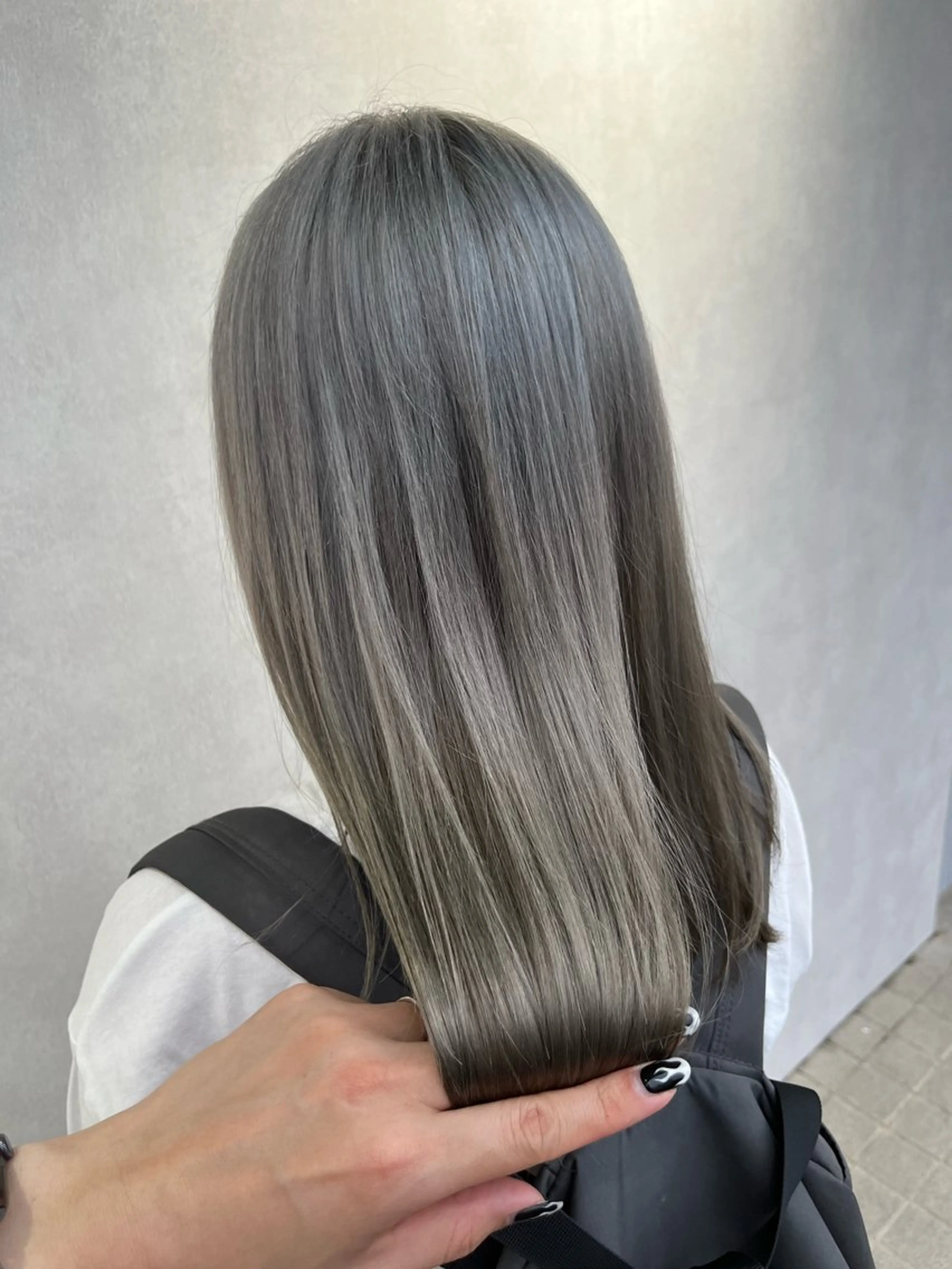 セミロング カラー ブリーチ シルバー ヘアカラー トリートメント ハイトーン/ブリーチ 山崎　悠次のヘアスタイル