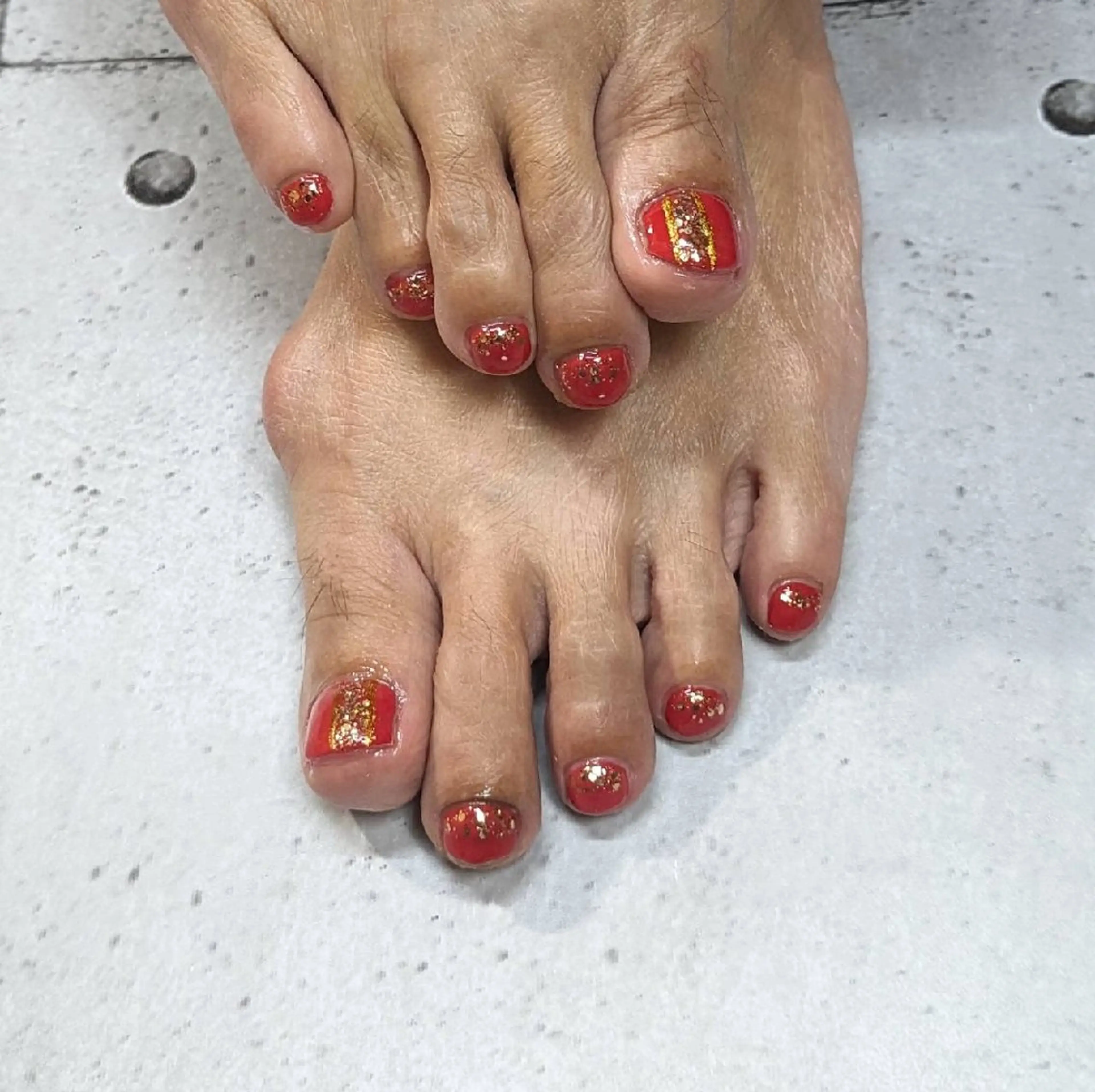 ネイル 赤色 フットネイル ネイルサロンベルティ .keikoのネイルデザイン