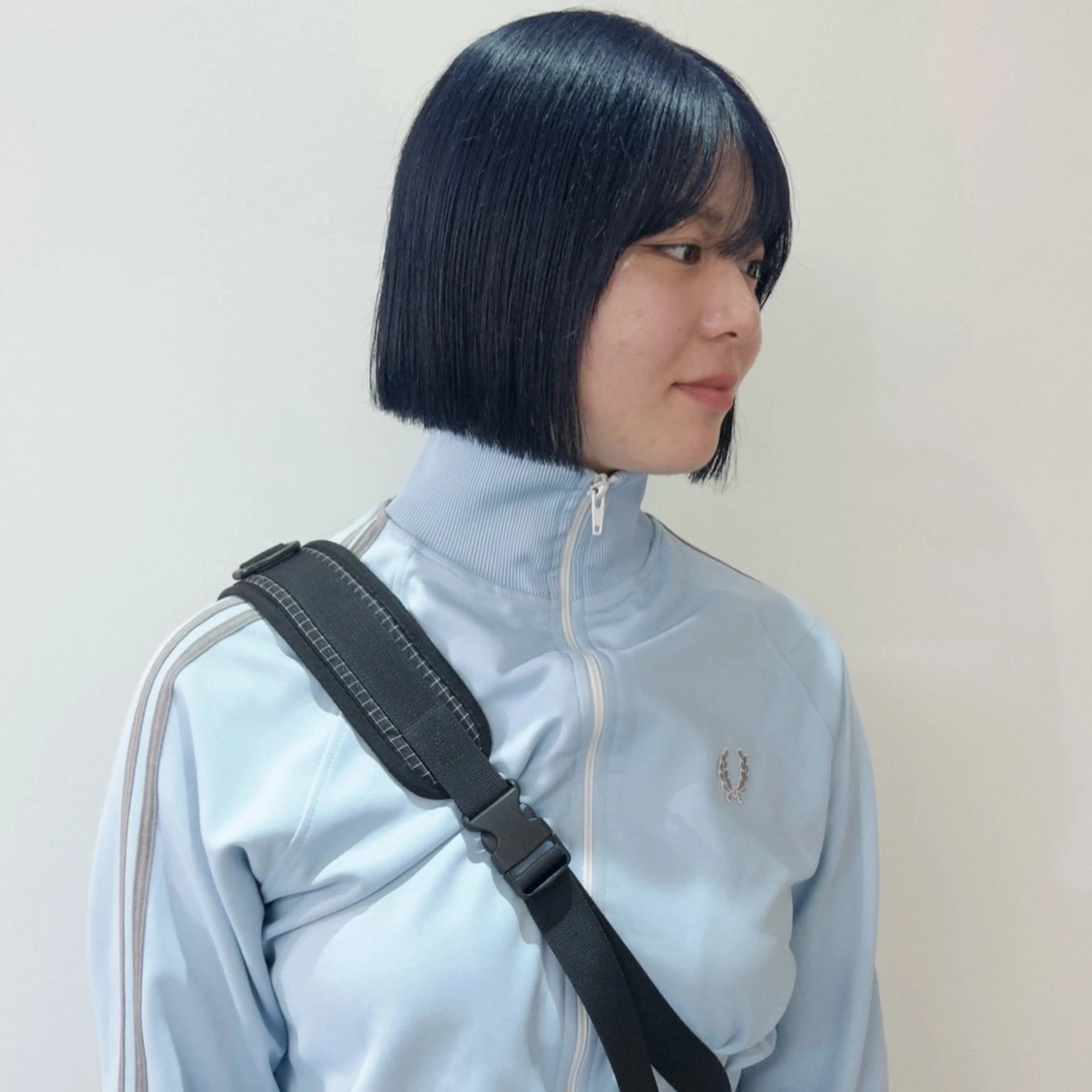 ミディアム カラー 黒髪 ブルーカラー ブルーブラック 透明感カラー 顔まわりレイヤー カット ヘアカラー トリートメント nonoka オリーブ/グレージュのヘアスタイル