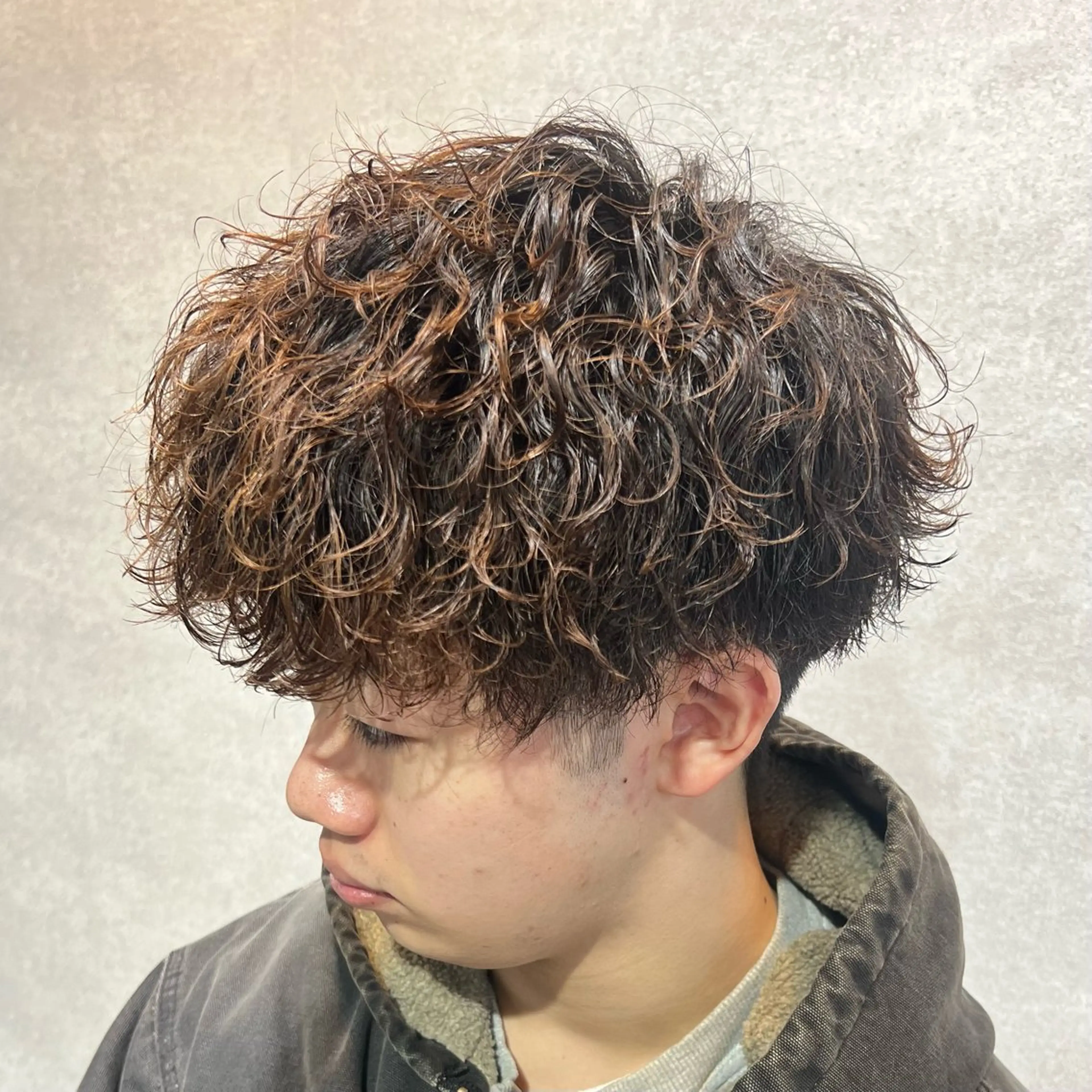 ショート カラー パーマ ヘアアレンジ メンズ センターパート メンズハイライト メンズメッシュ マッシュ メンズパーマ カット パーマ トリートメント ヘッドスパ ヘアセット 仕上がり満足度No. 1🔥BLUCK🔥のヘアスタイル