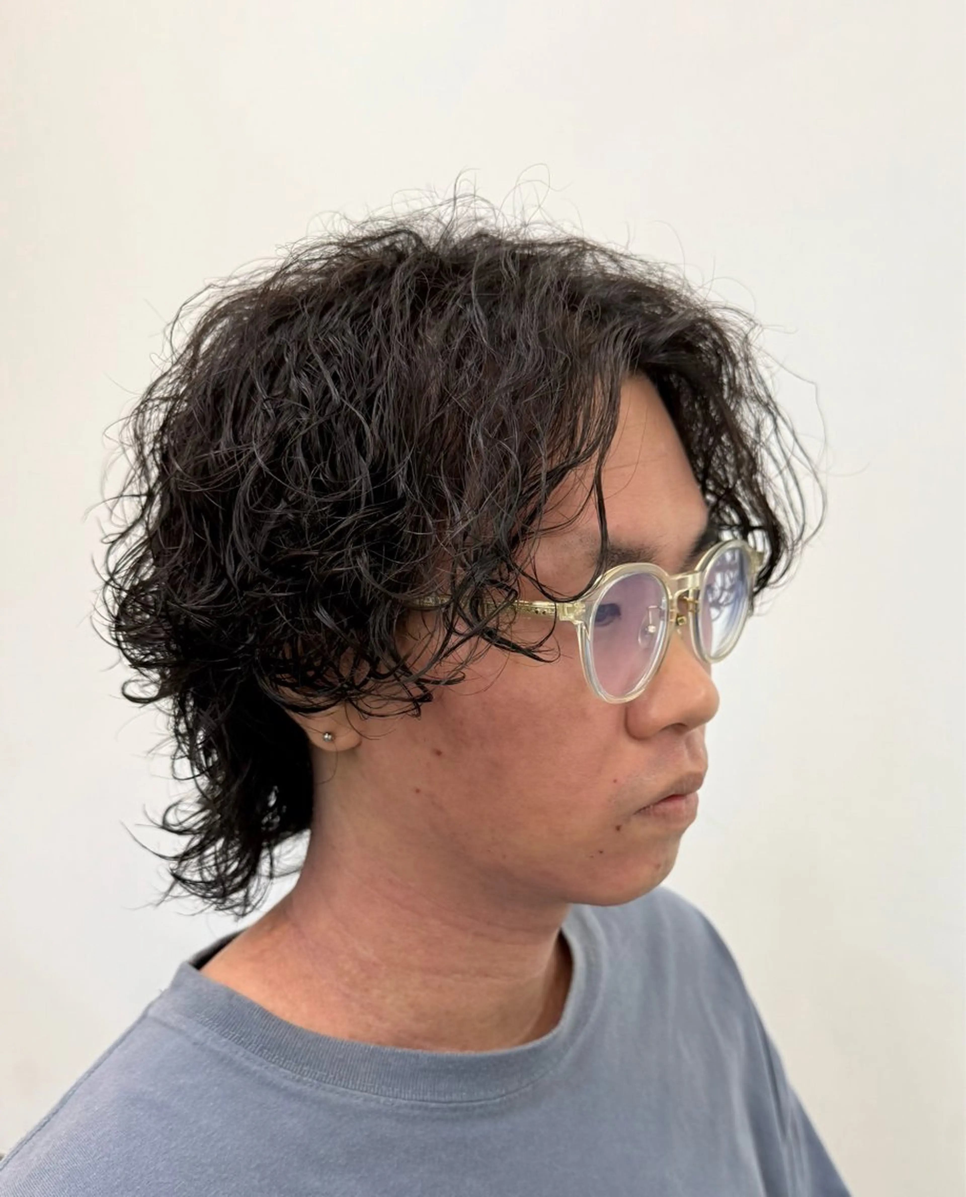 ミディアム パーマ メンズ ミディアムパーマ センターパート フェザーパーマ メンズ韓国風 メンズパーマ Nake所属・古賀 雄大のヘアスタイル