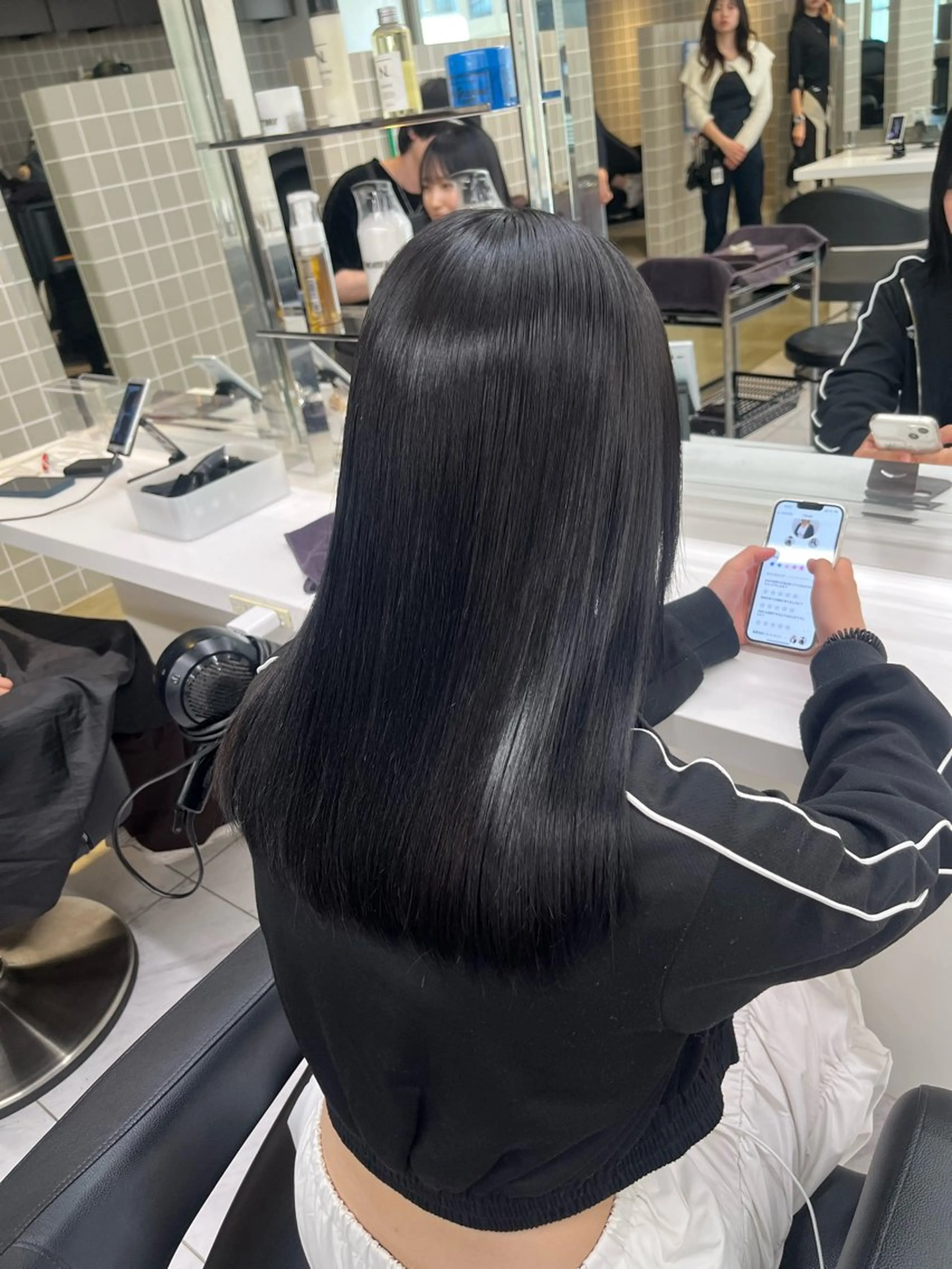 セミロング 寒色＆ブリーチ特化 寒色MiOのヘアスタイル