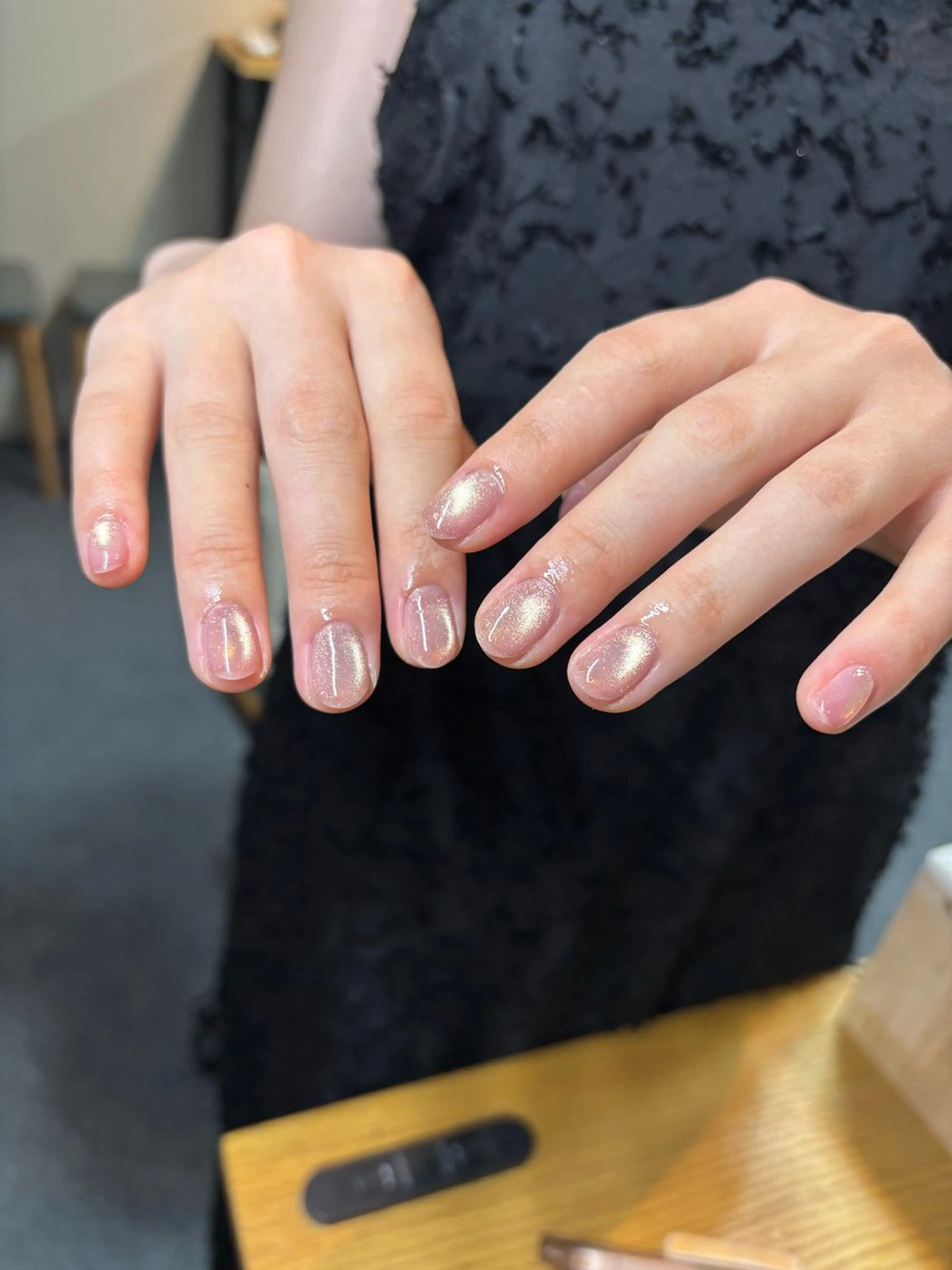 ネイル ゴールド キラキラネイル マグネットネイル ピンク ハンドネイル ハンドケア 🎀NAIL🎀 AI🪄︎︎◝✩のネイルデザイン