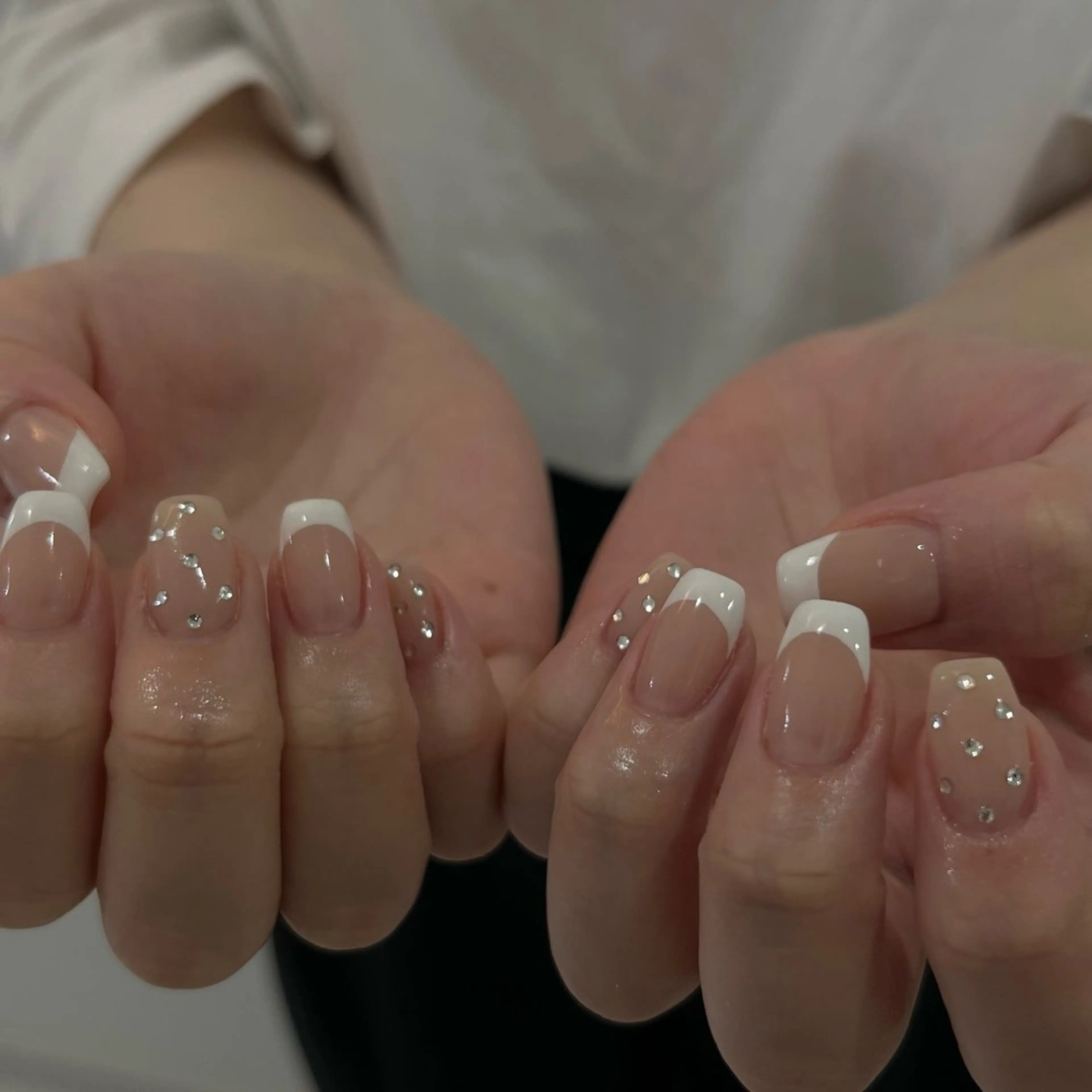 ネイル ストーンネイル ハンドネイル Ray. ちゅるん系ニュアンスのネイルデザイン