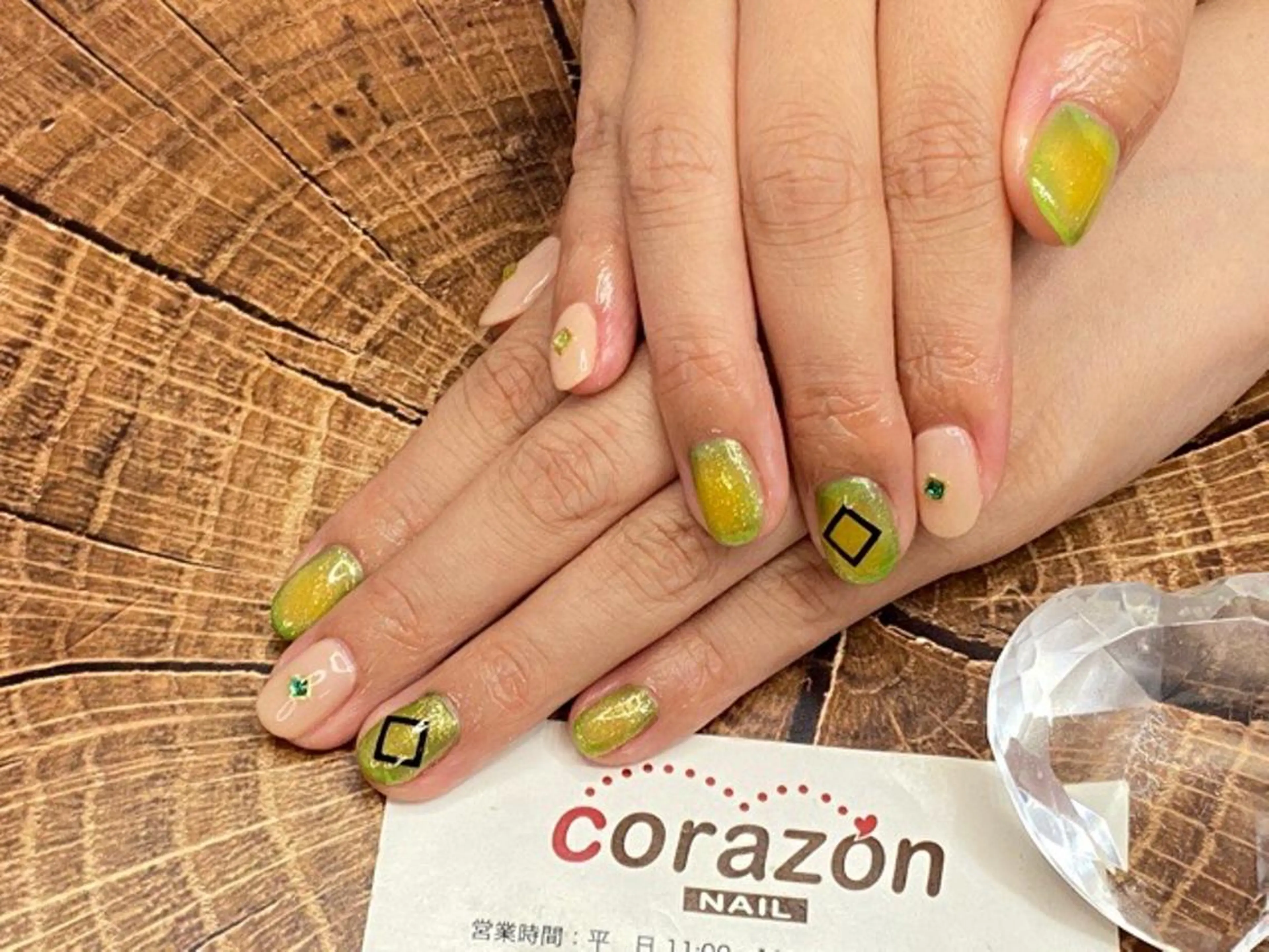 ネイル グラデーション グリーン 黄色 corazon所属・ネイリスト aicoのネイルデザイン