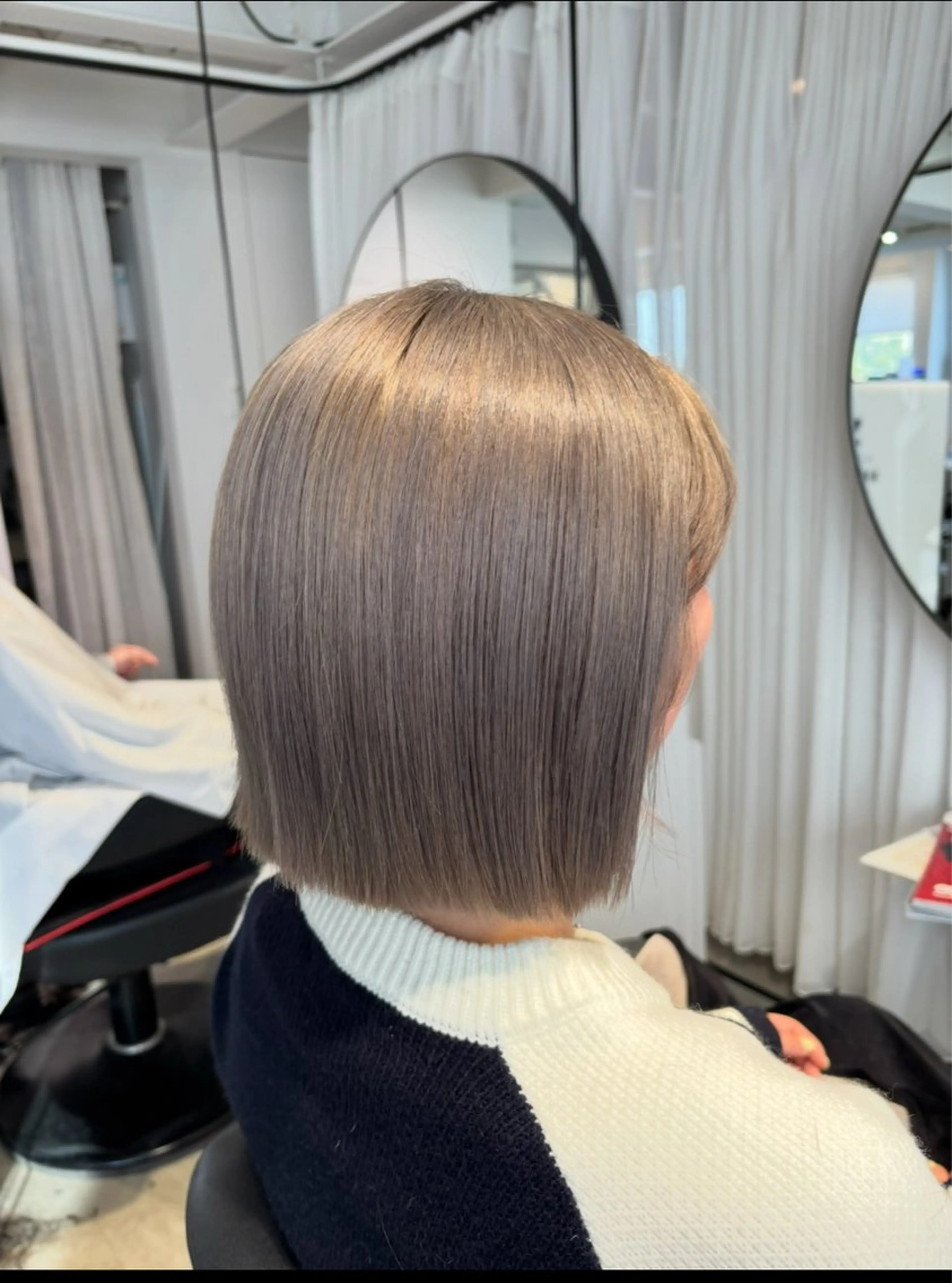 ショート カラー 切りっぱなしボブ シルバー ホワイトシルバー ボブ lumier juriaのヘアスタイル