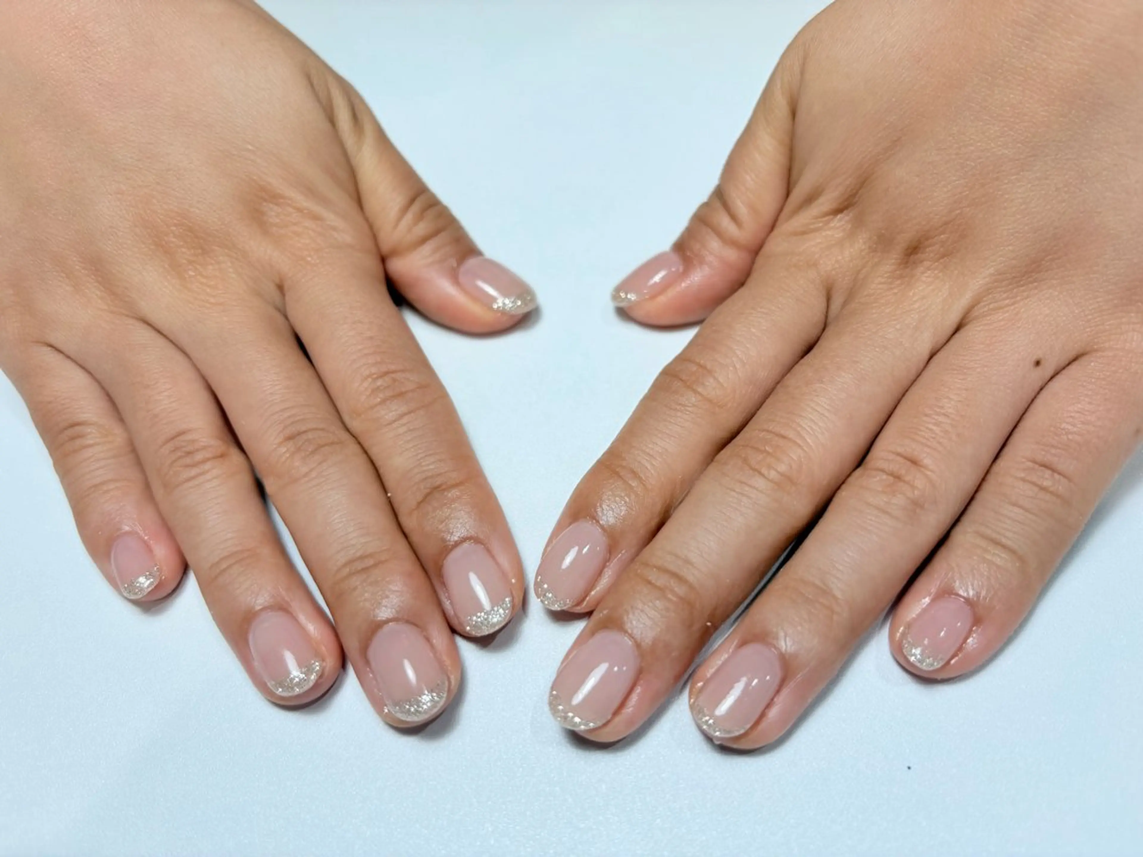 ネイル フレンチネイル ガラスフレンチ ラメ(グリッター) シルバー ハンドネイル Plus Ehiku /Ayakaのネイルデザイン