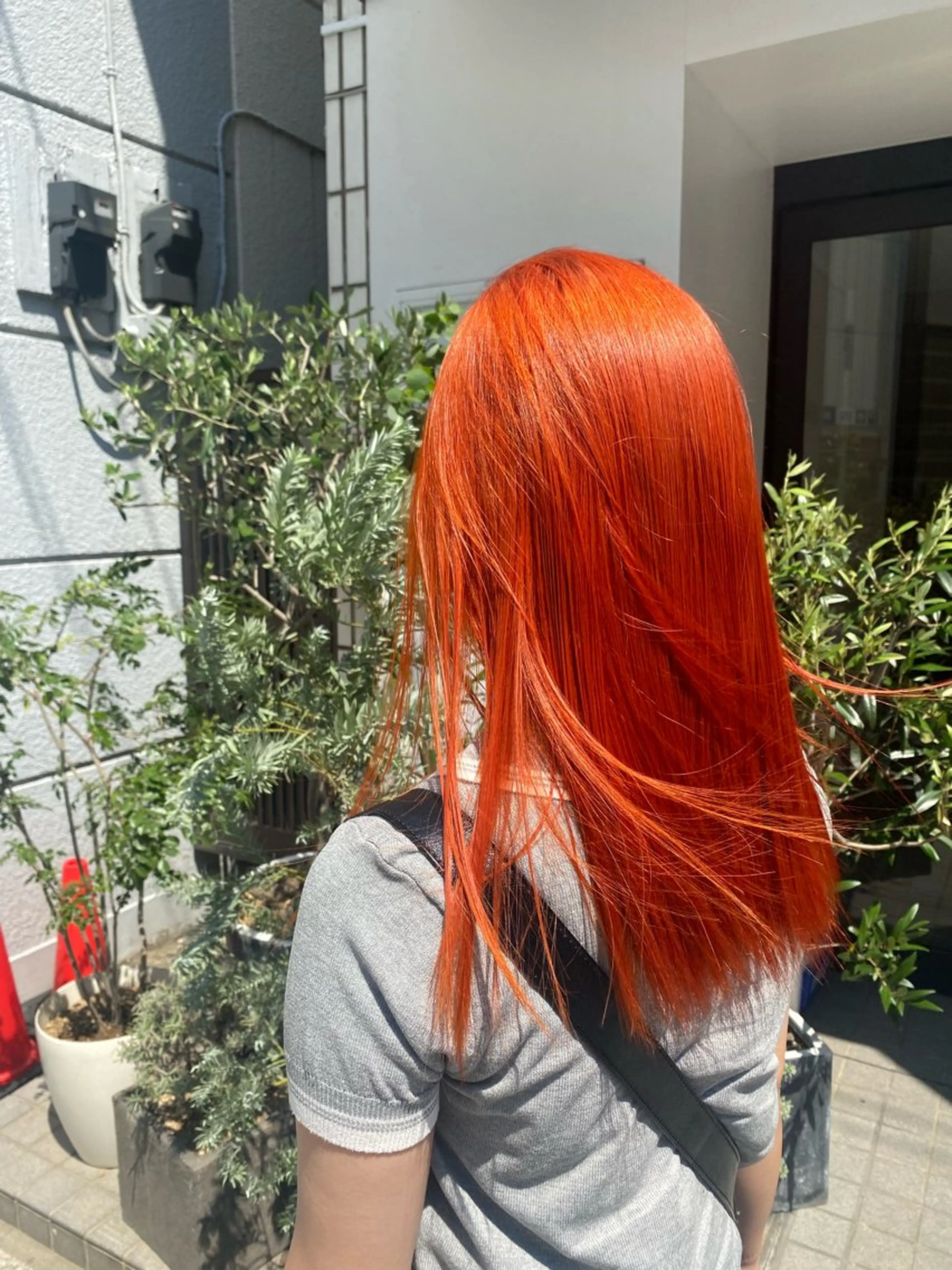 セミロング カラー オレンジ ヘアカラー トリートメント 派手髪ハイトーン💛 ネイル💅まりなのヘアスタイル