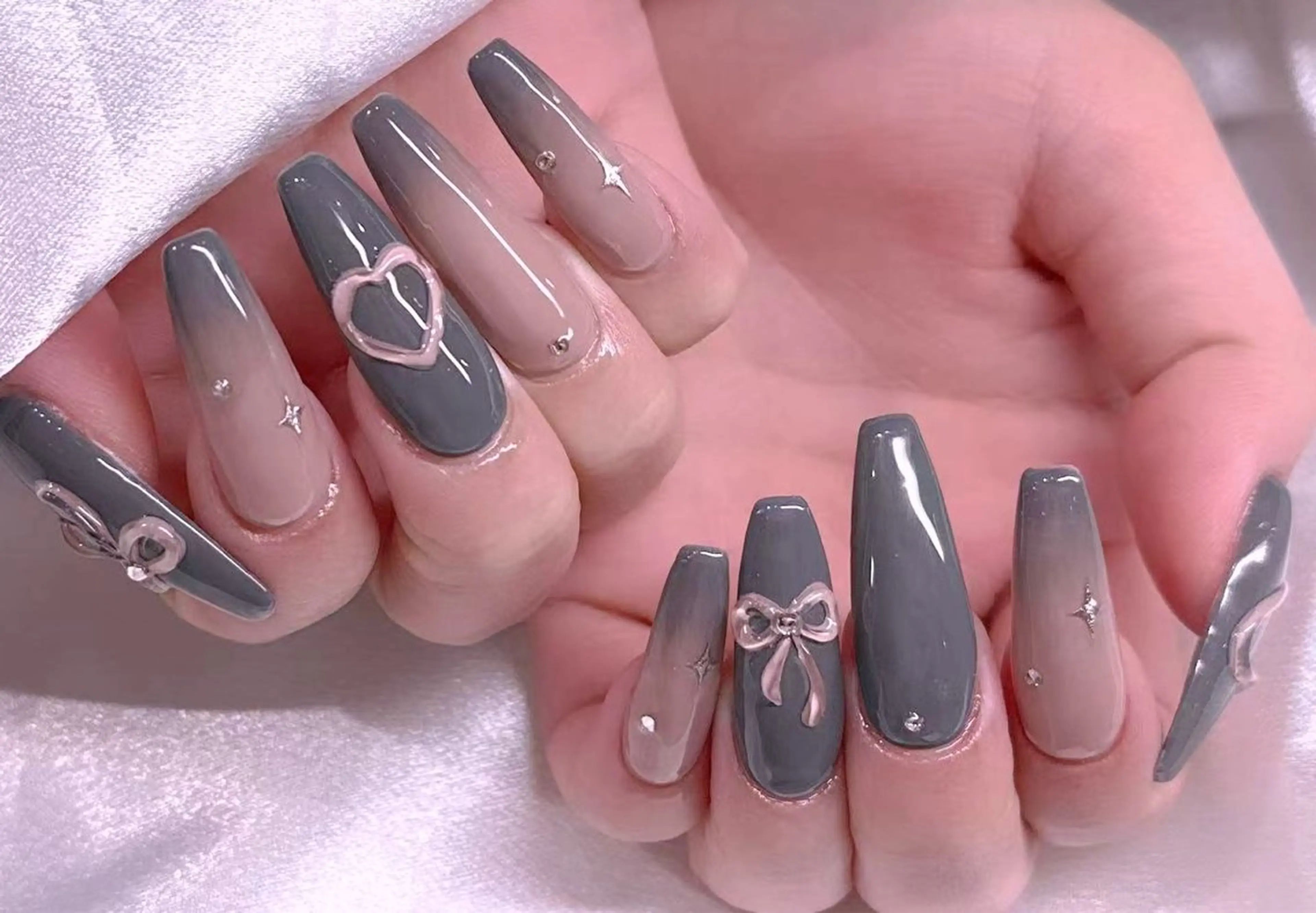 ネイル ブルー チークネイル フレンチネイル ハート ホログラムネイル ハンドネイル 美爪パラジェル導入店 Sunnilyのネイルデザイン