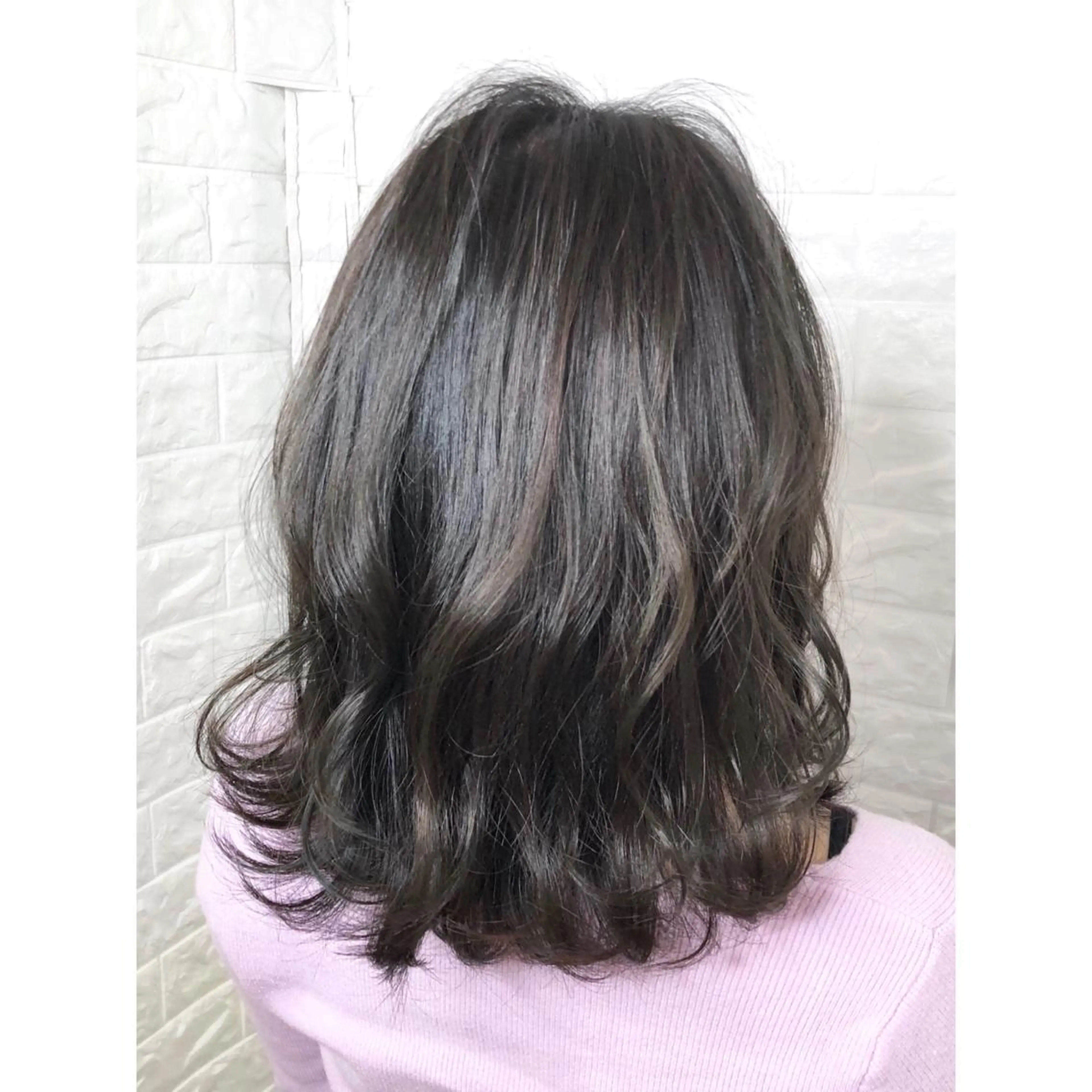 ミディアム カラー アッシュ アッシュブラウン ブリーチ ブラウンカラー 透明感カラー KIZU 髪質改善 オカルト怪談のヘアスタイル