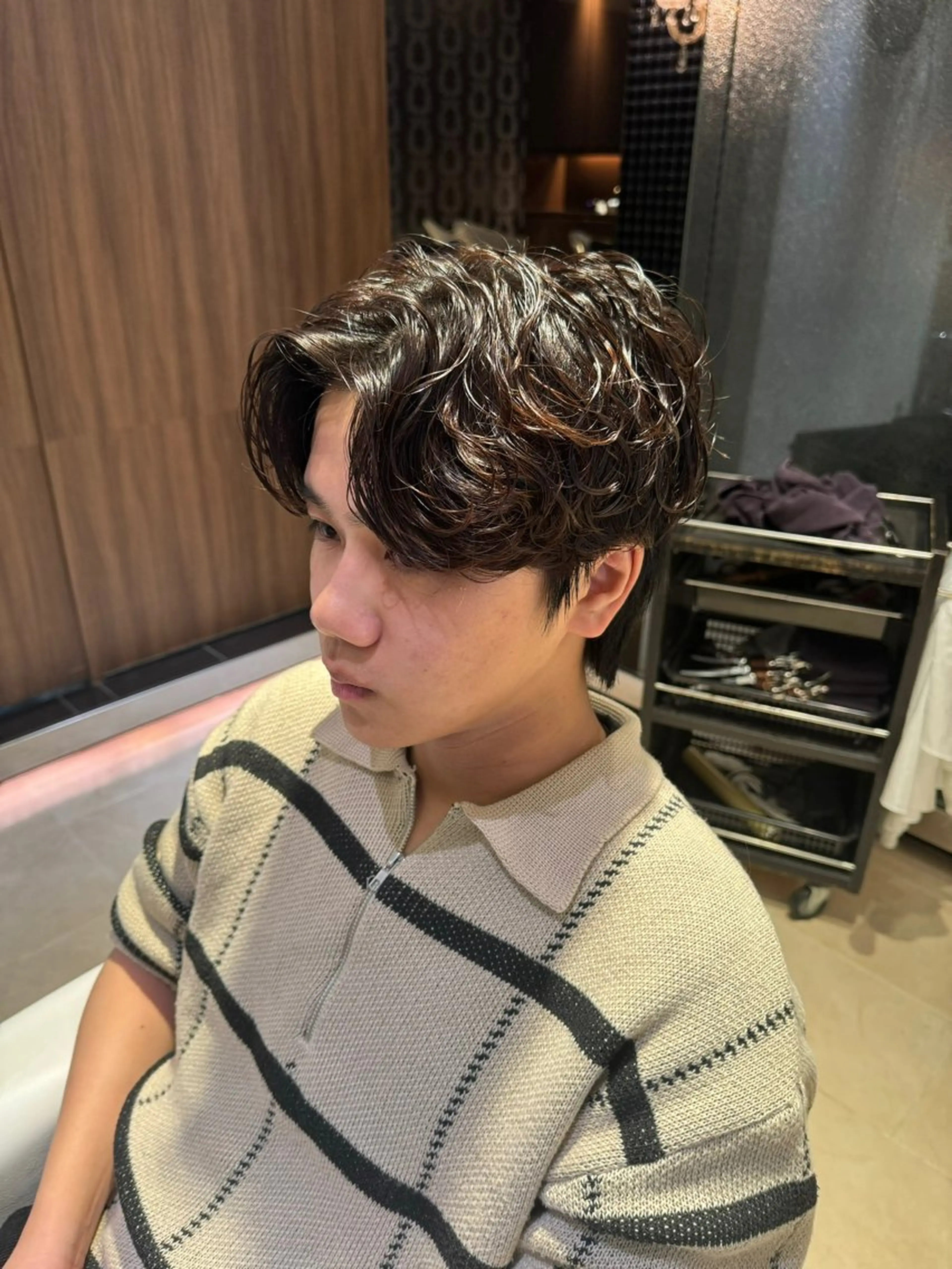 ショート パーマ メンズ センターパート コンマヘア ダウンパーマ カルマパーマ メンズ韓国風 YUKI🇰🇷 カルマ／ダウンパーマのヘアスタイル