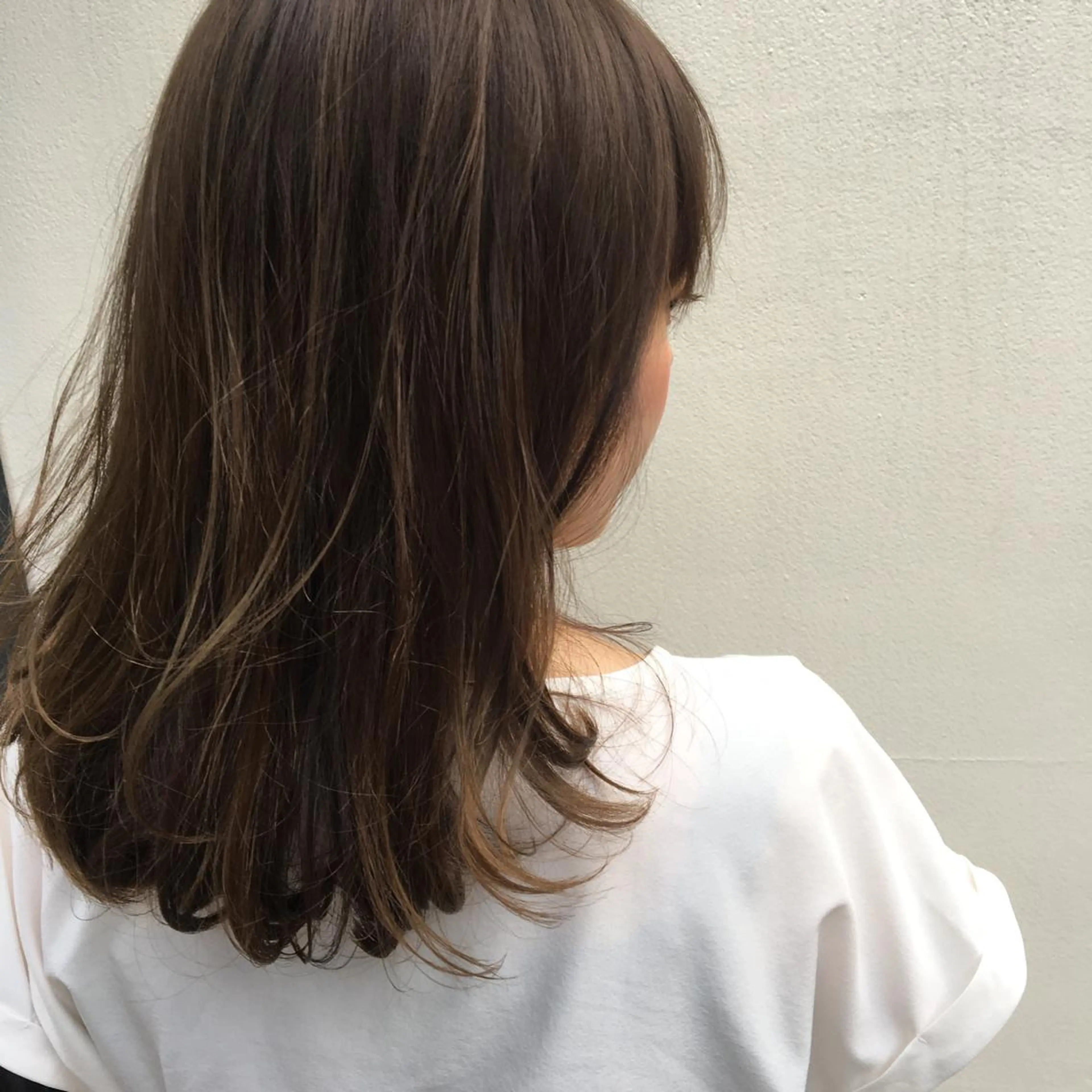 ミディアム カラー THE DAY所属・AKI HASHIMOTOのヘアスタイル