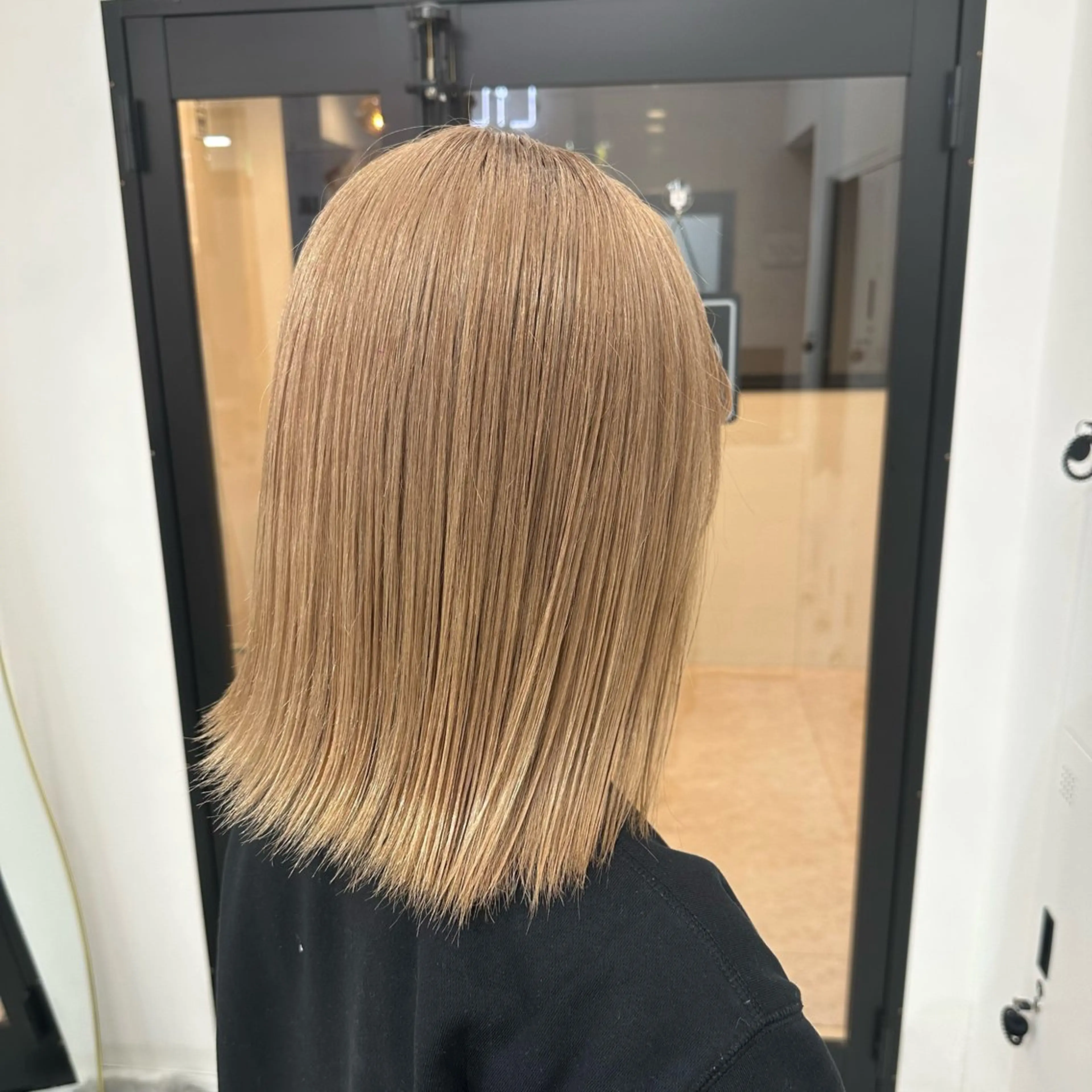 カラー ベージュカラー ミルクティーベージュ ヘアカラー トリートメント 💎艶々ハイトーン MOE💍🤍のヘアスタイル