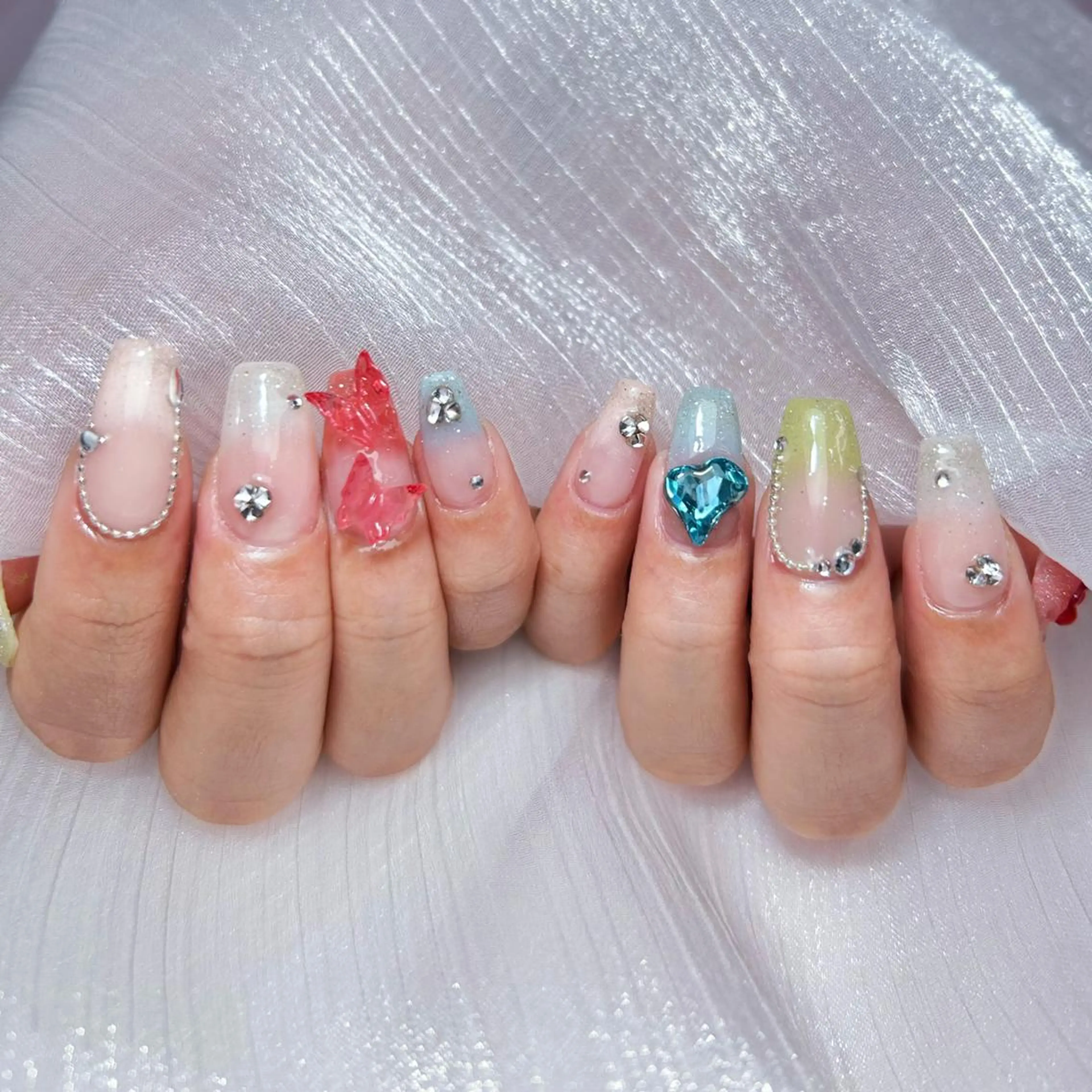 ネイル アートネイル オーロラネイル ガーリー キラキラネイル マグネットネイル ハンドネイル ハンドケア Diamond ✨のネイルデザイン