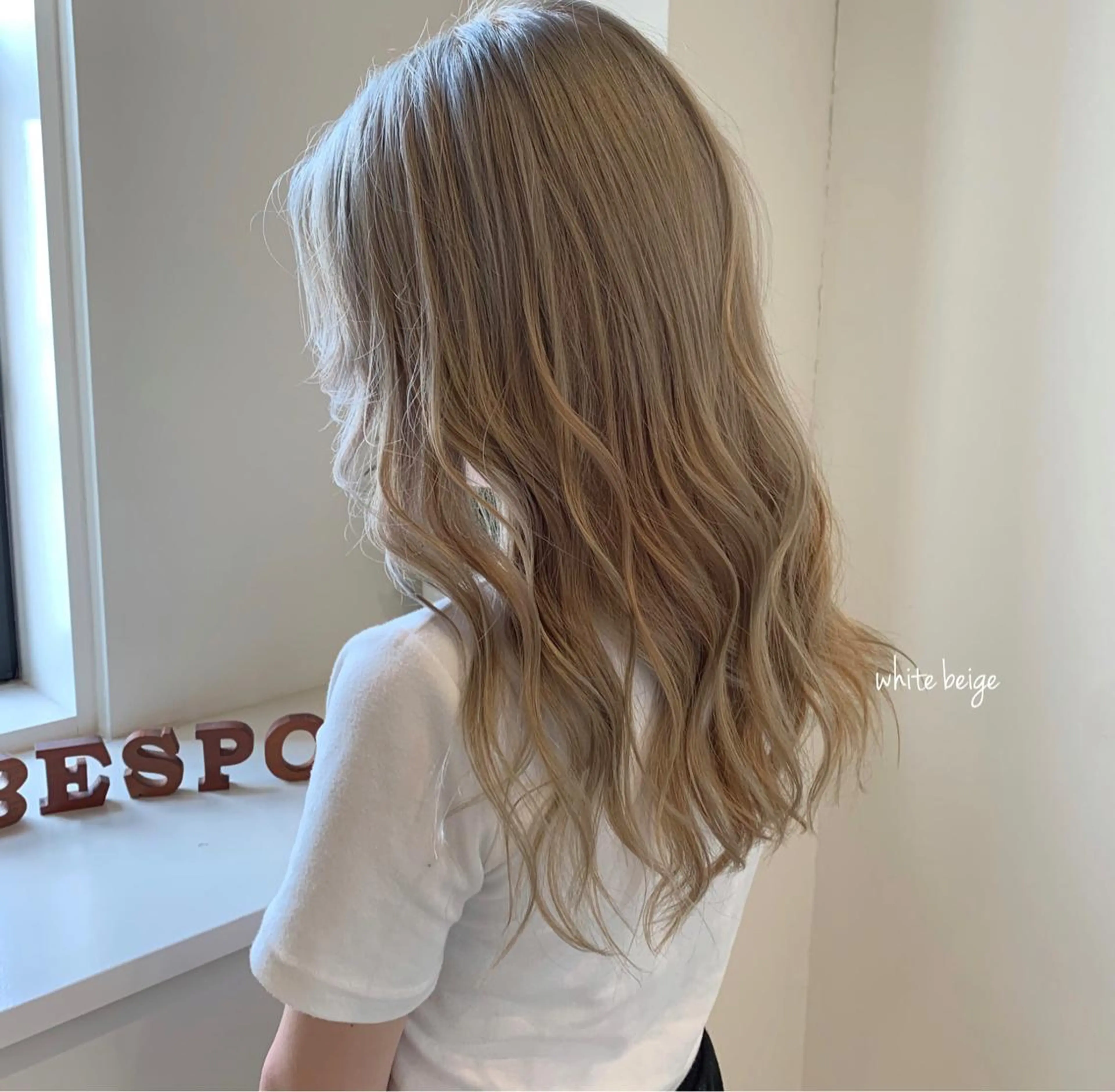 セミロング カラー ベージュカラー ホワイトベージュ 清水 亮太／赤み消しカラーのヘアスタイル