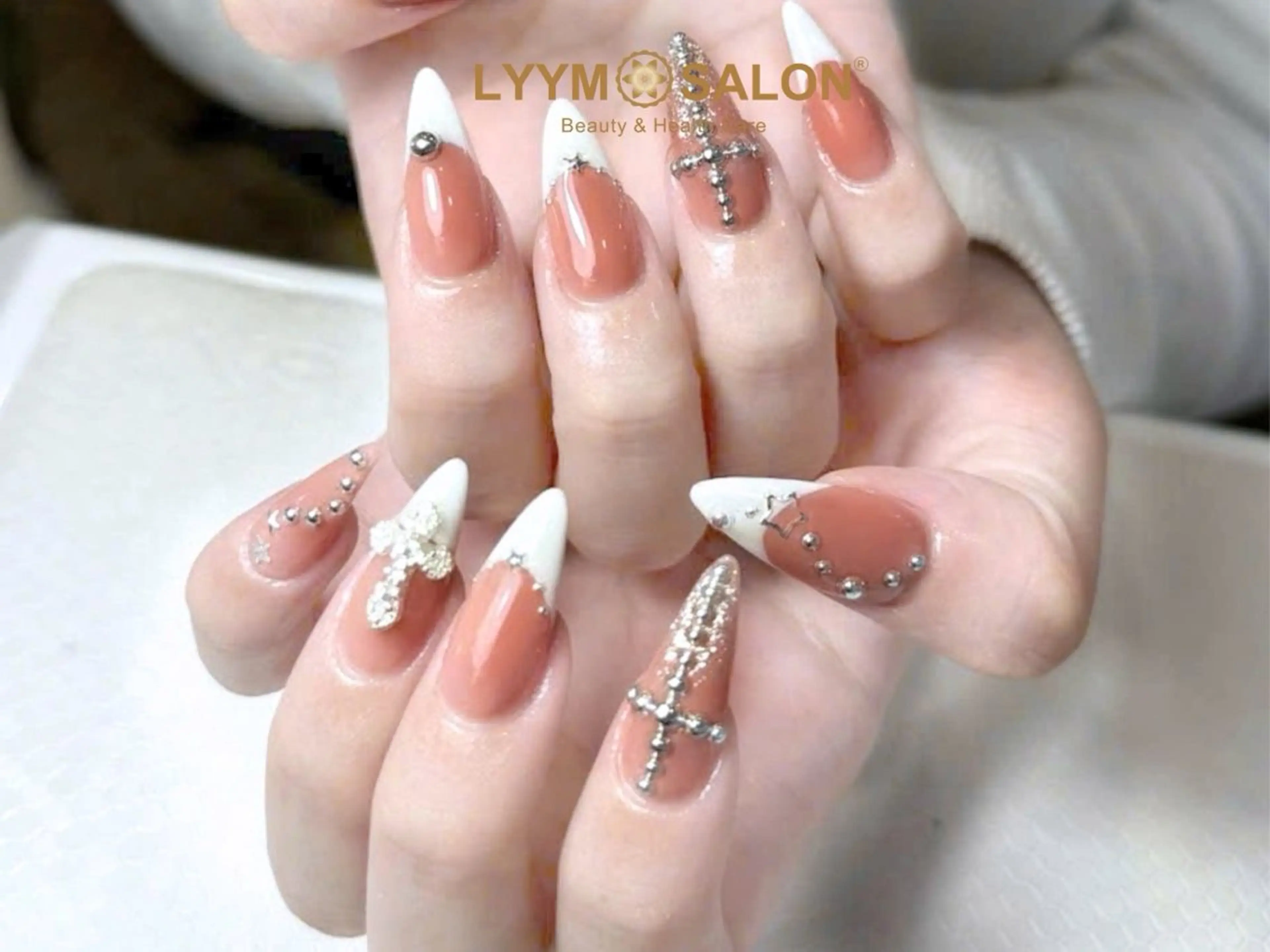 ネイル フレンチネイル 韓国ネイル シルバー シンプルネイル ホワイト ハンドネイル LYYM Salonのネイルデザイン