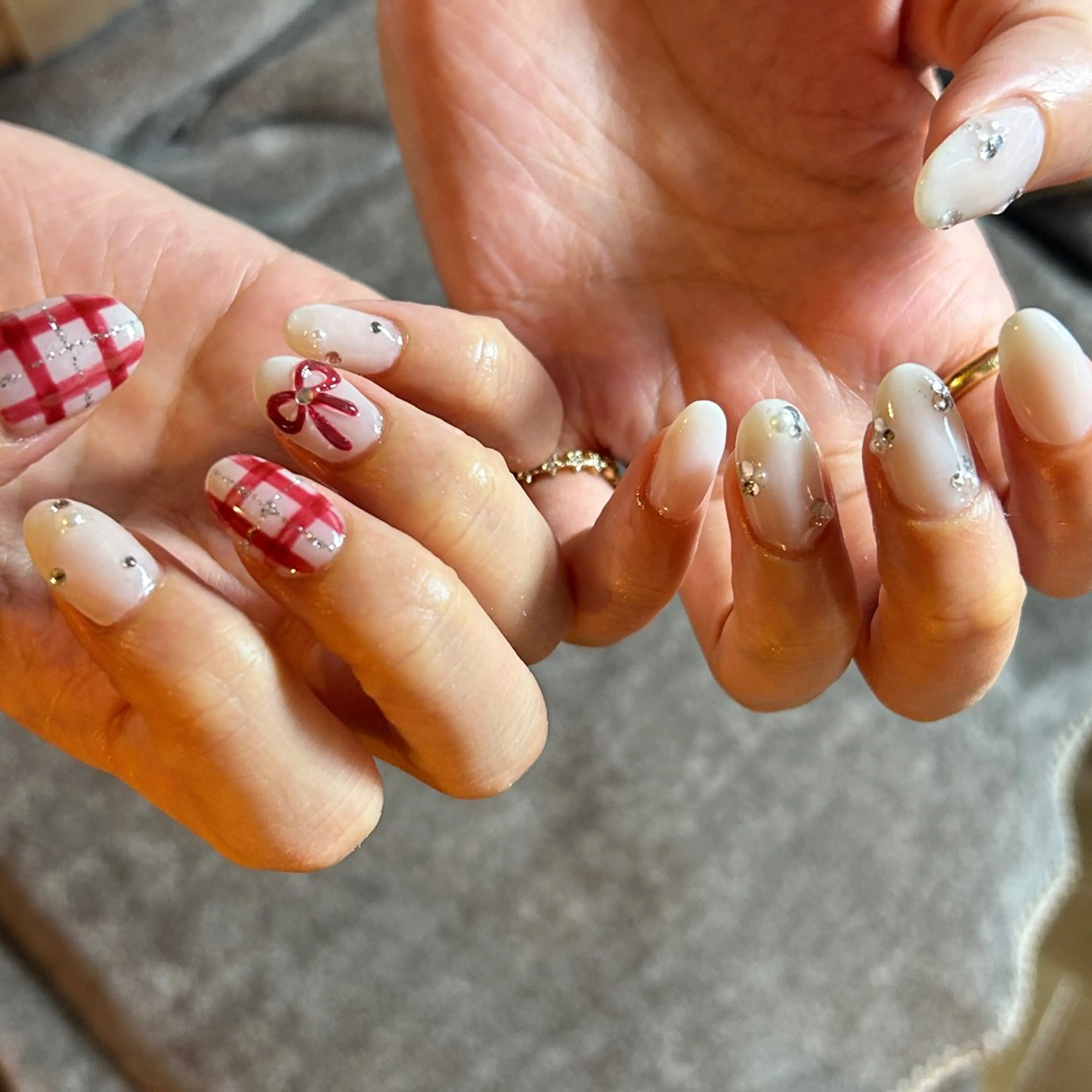 ネイル リボン ホワイト 冬ネイル クリスマス フリーランス¨̮⃝ ネイリストOKADAのネイルデザイン