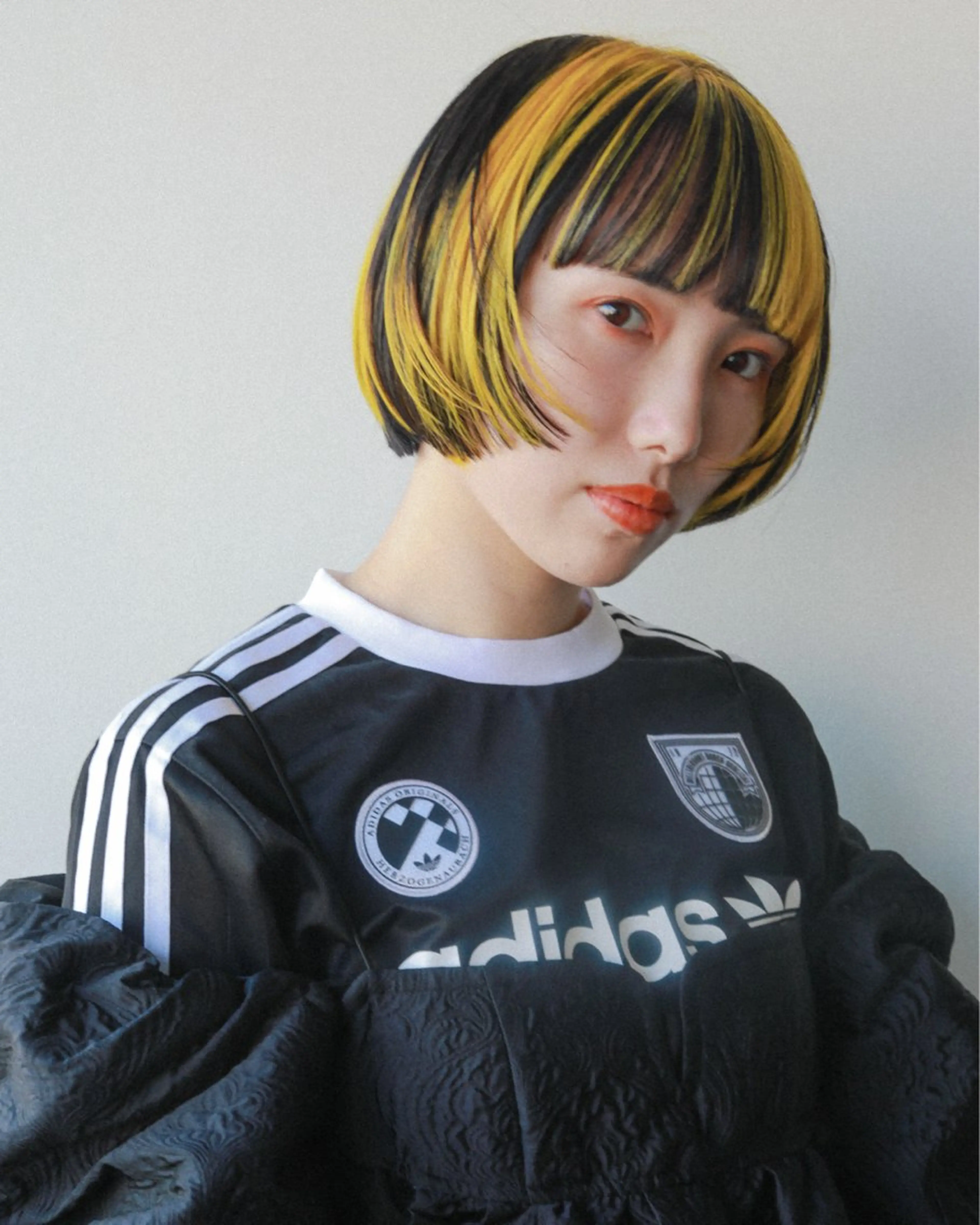 ショート カラー ショートボブ 黒髪 デザインカラー グレーブラック イエローカラー 似合わせカット ケアパーマ喜来雅由のヘアスタイル