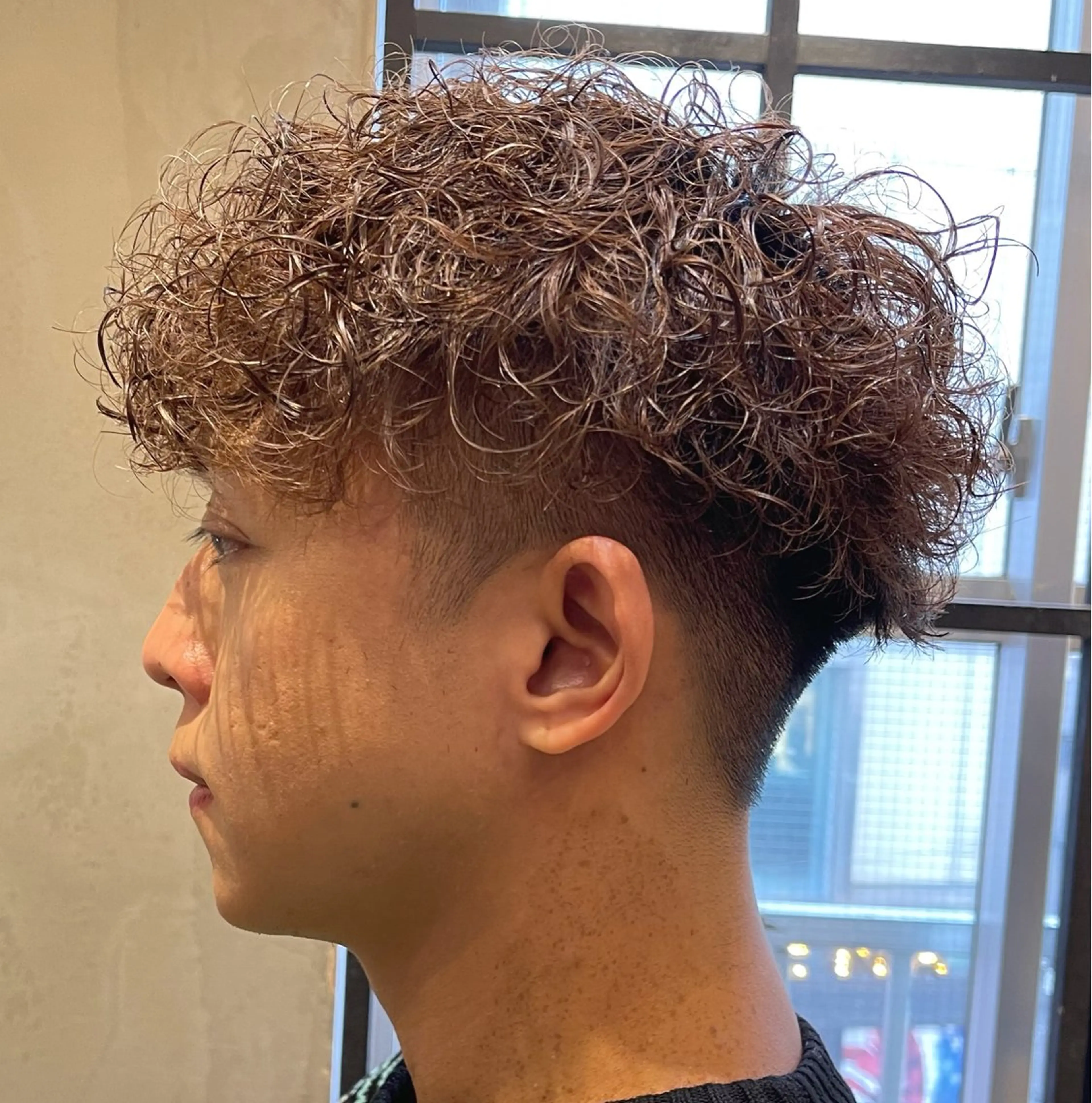 ショート パーマ メンズ ビジネス フェードカット メンズ韓国風 マッシュ メンズパーマ カット パーマ トリートメント ヘアセット amie高崎所属・高崎メンズパーマ 髪質改善TAKEのヘアスタイル