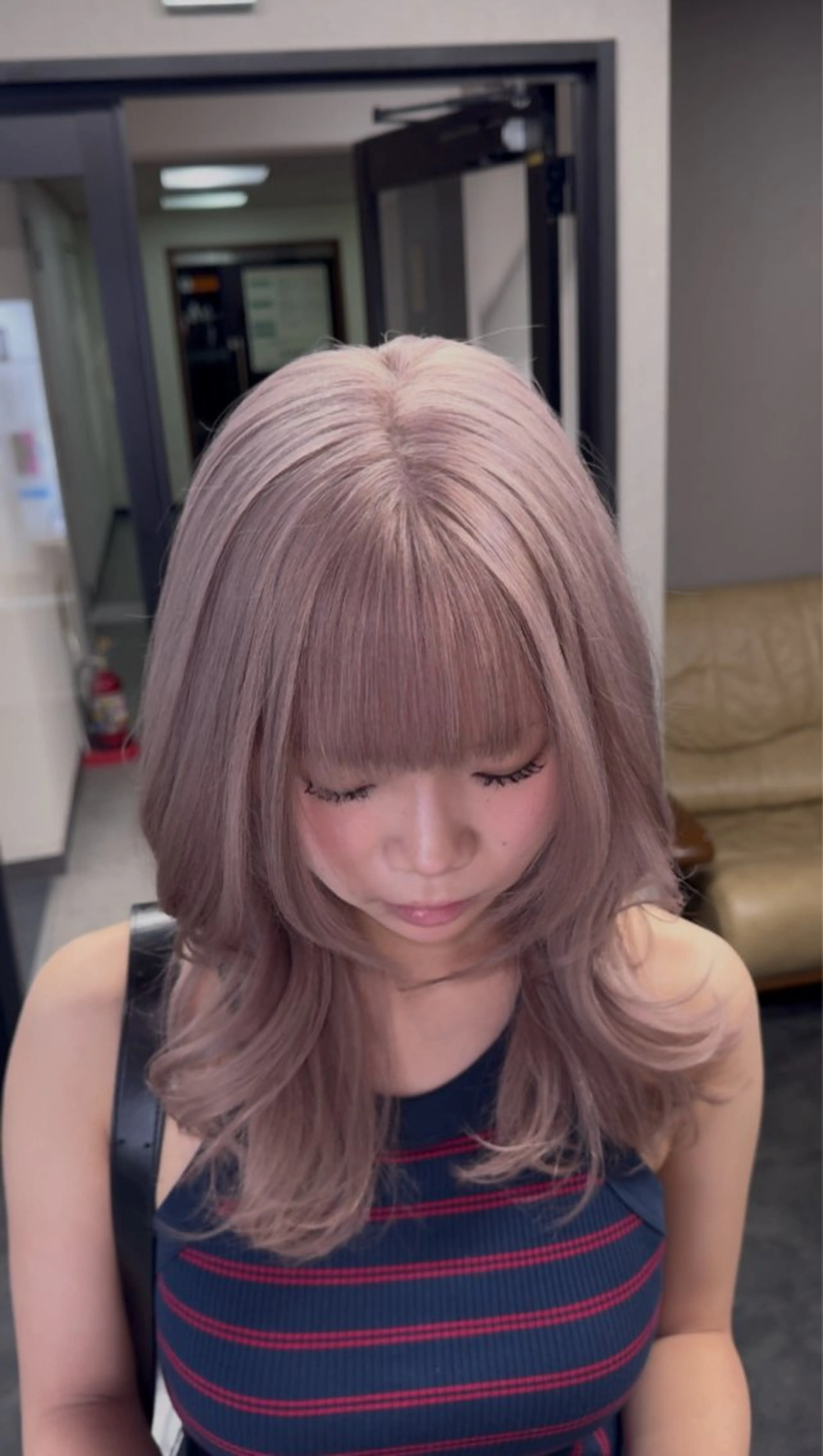 ミディアム カラー ヘアアレンジ ホワイトカラー/ ピンクベージュにったのヘアスタイル