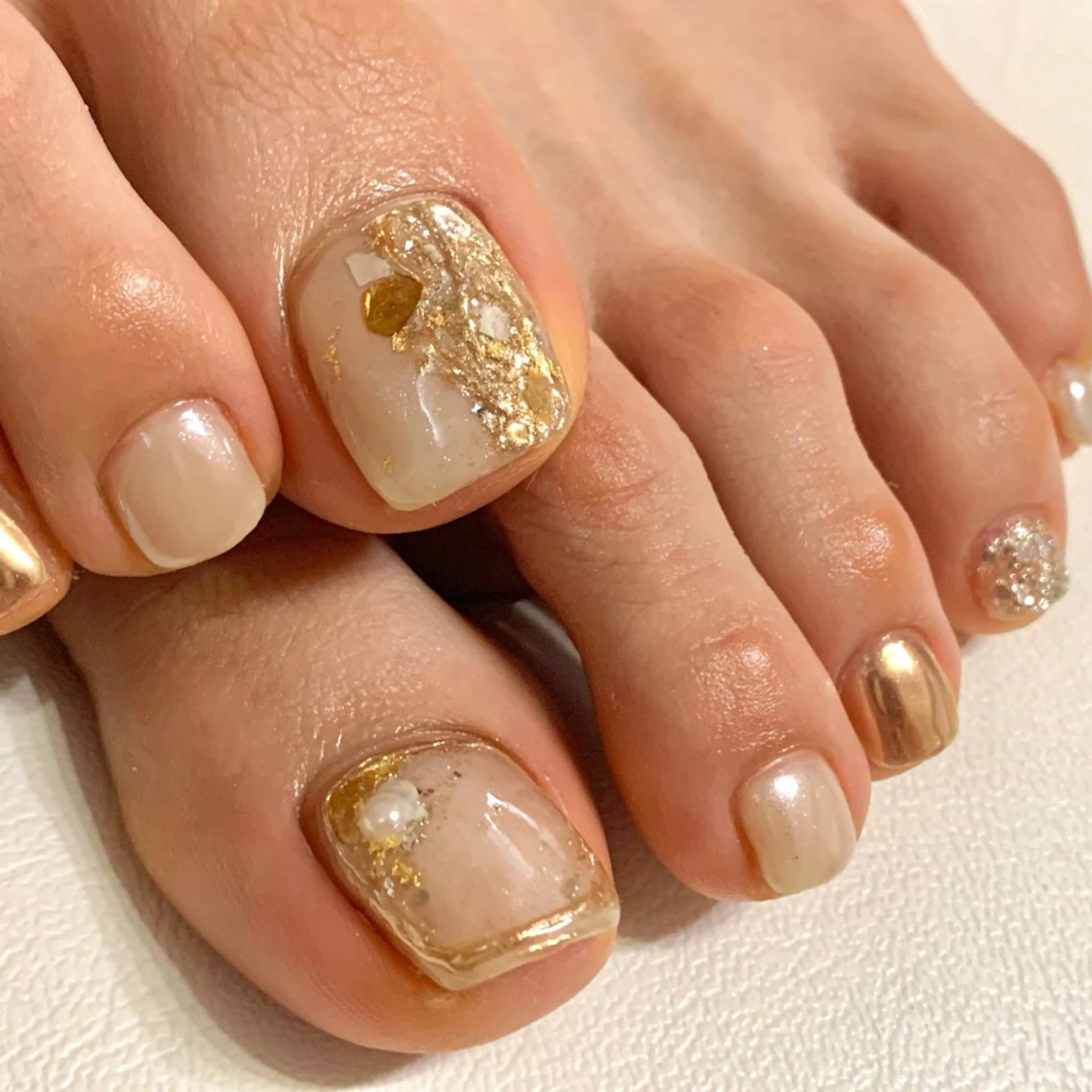 ネイル フットネイル ゴールド キラキラネイル ホワイト nonaMe 森のネイルデザイン