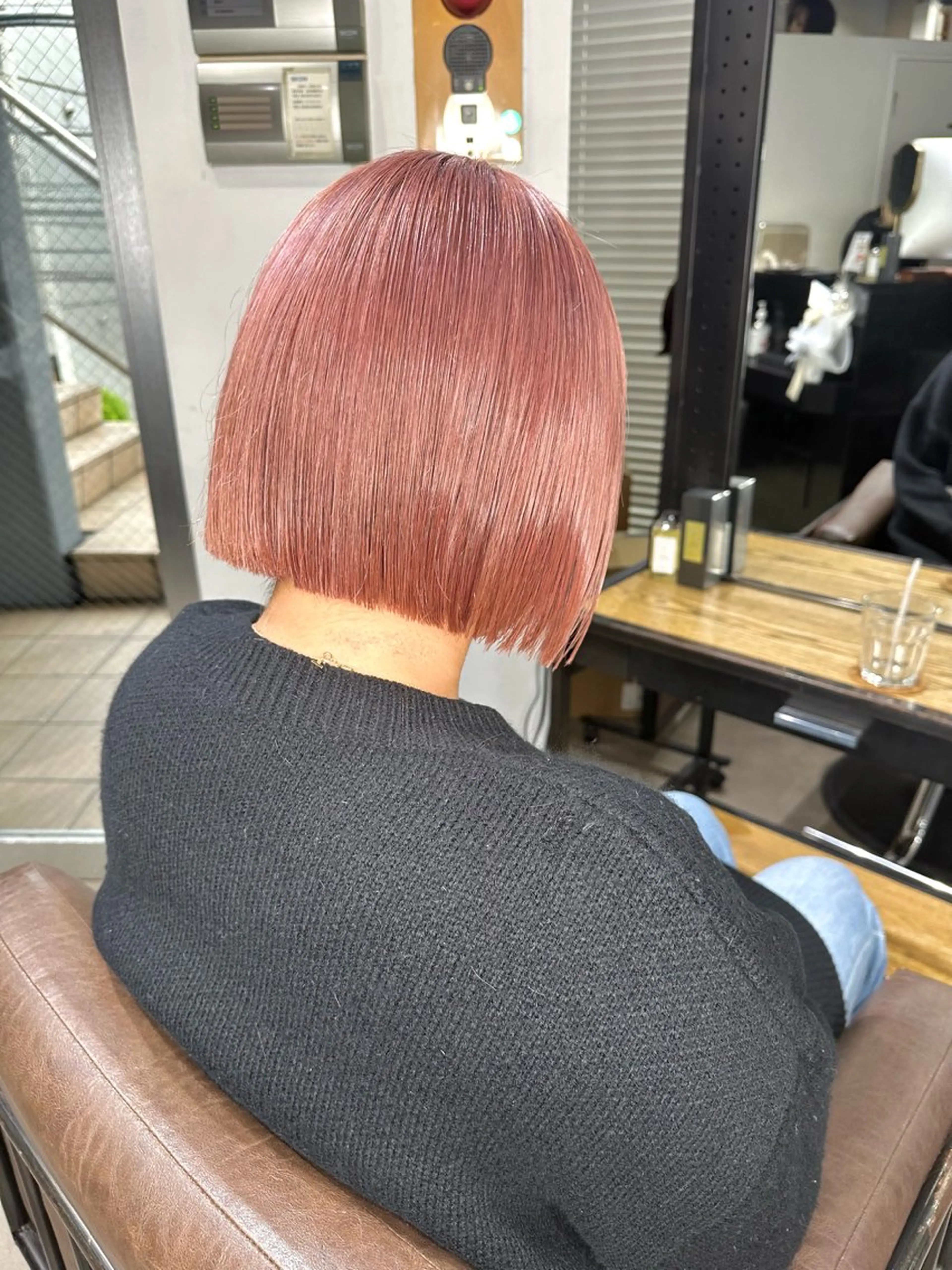 ミディアム カラー 切りっぱなしボブ ベージュカラー ラベンダーカラー ラベンダーピンク ピンクカラー カット ヘアカラー トリートメント ARCANAブリーチ レイヤーカット/原宿のヘアスタイル