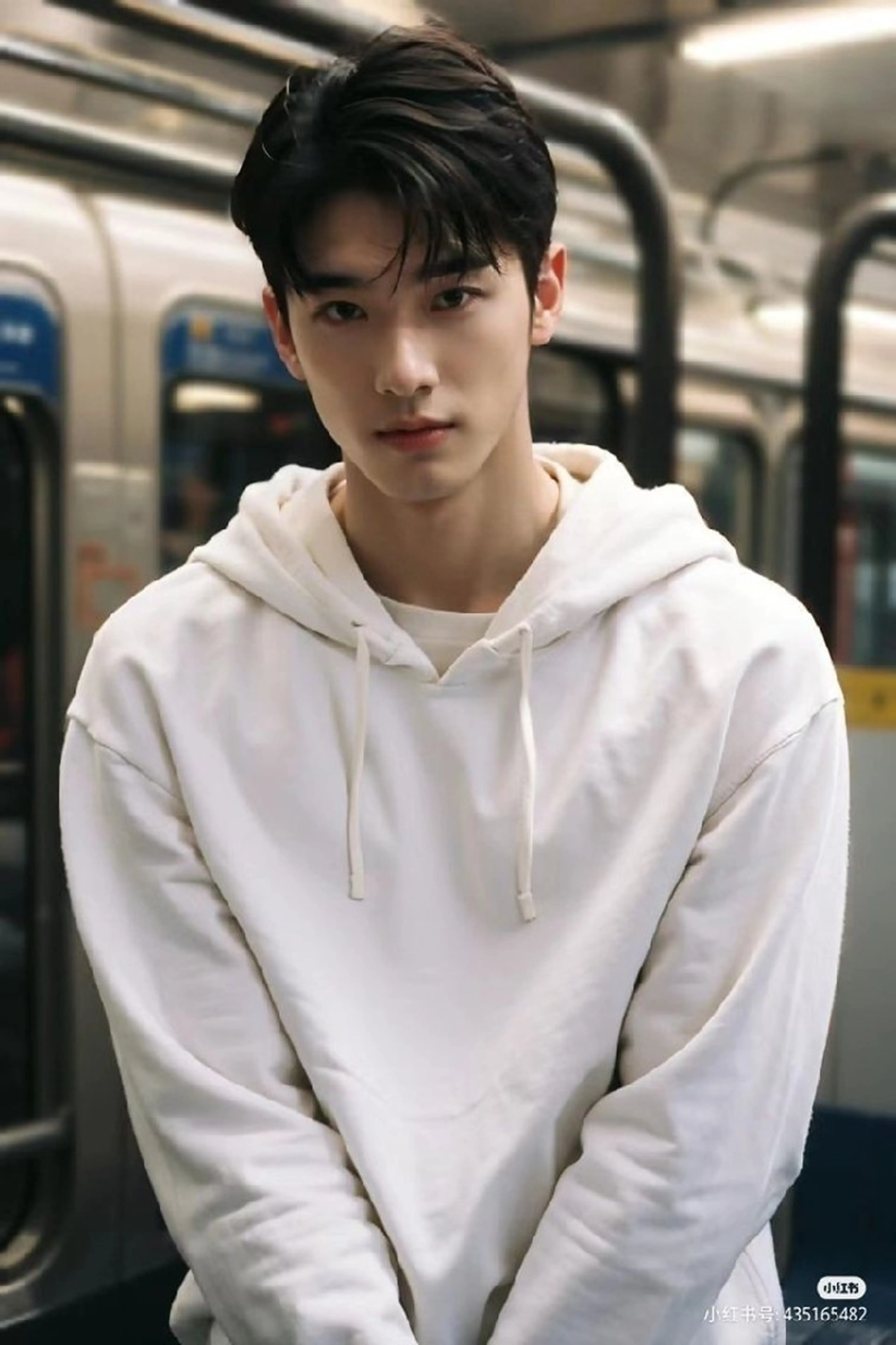 ショート メンズ センターパート 刈り上げ カット サロウィン　神戸三宮店所属・三宮No.1ブリーチ 無しカラー/杉山太貴のヘアスタイル