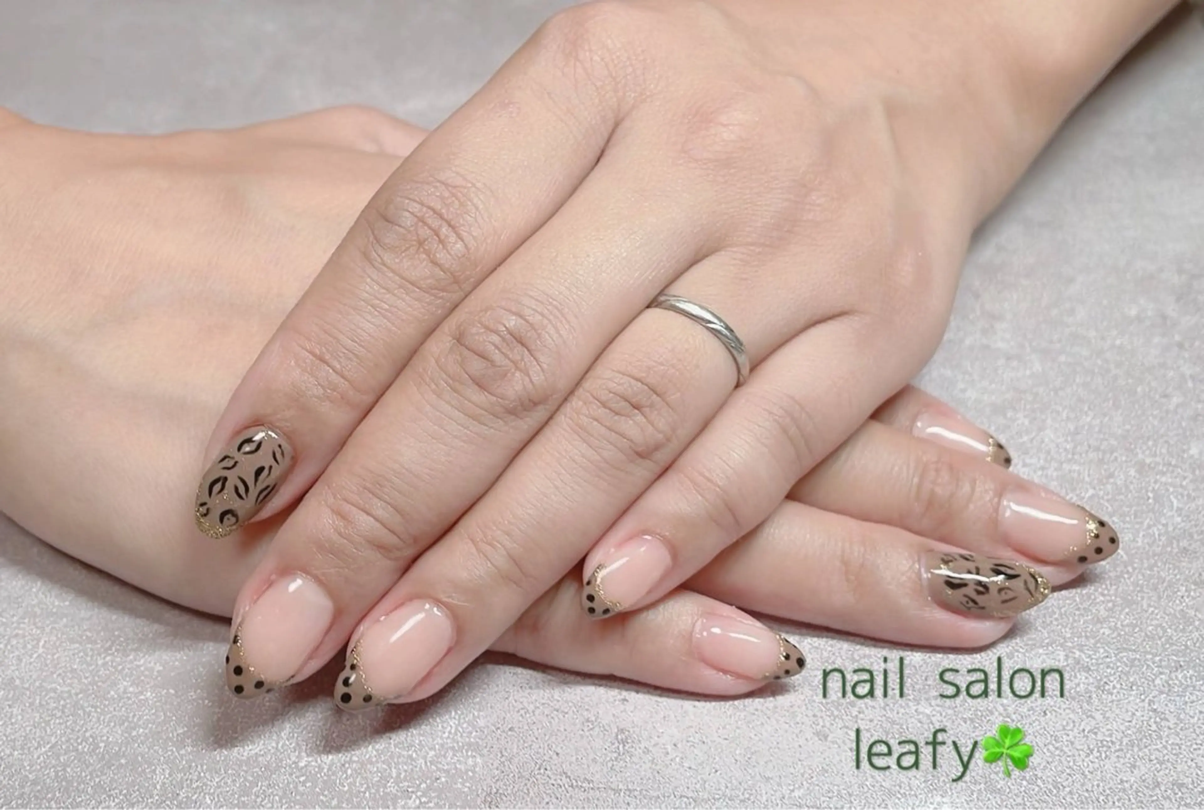 ネイル アニマル柄 ブラウン ドット フレンチネイル ネイルサロン leafyのネイルデザイン