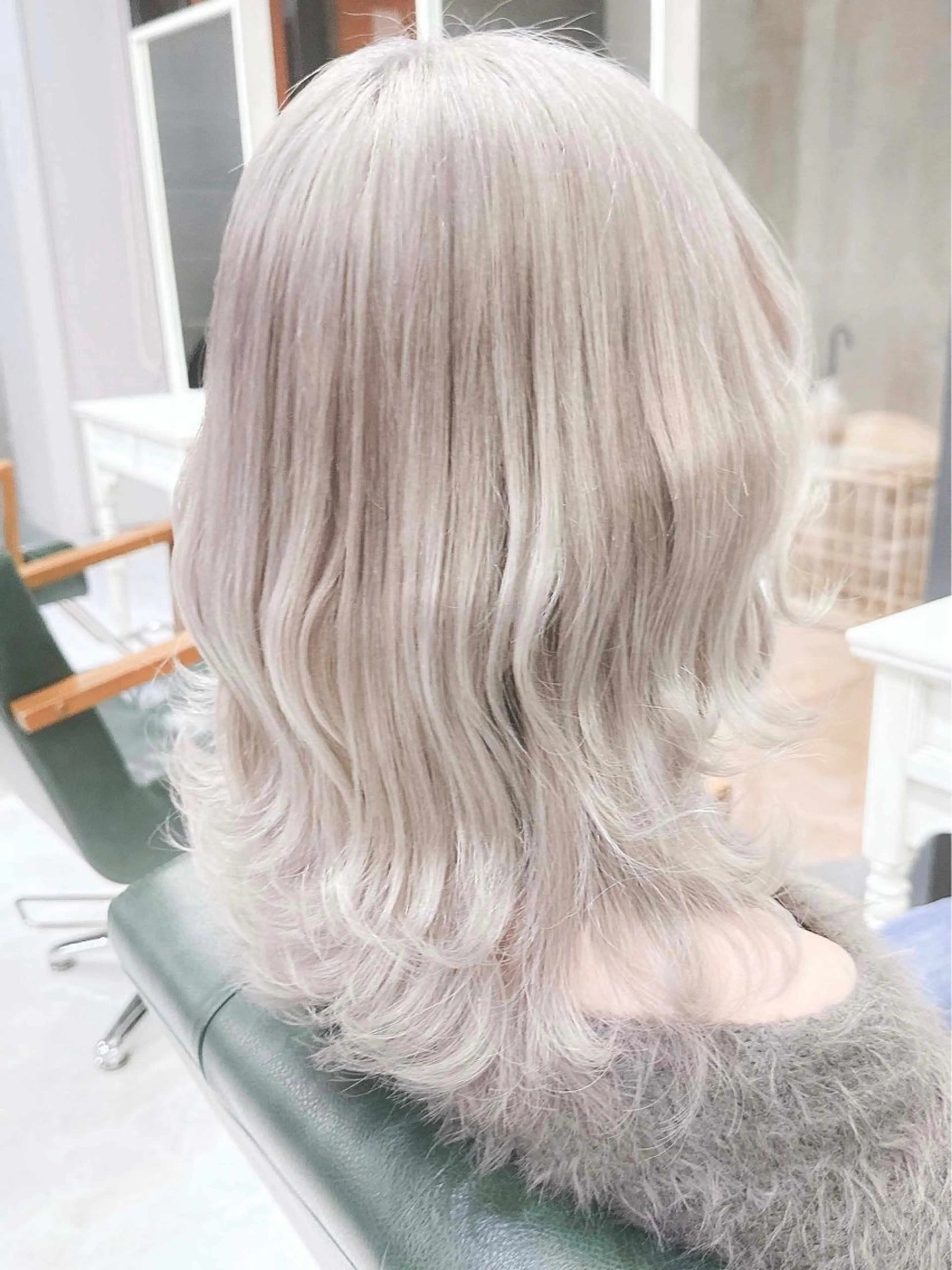 セミロング カラー ヘアアレンジ ブリーチ ケアブリーチ 透明感カラー デザインカラー ハイトーンカラー 𝐑𝐈𝐍𝐊𝐀 🐷🖤のヘアスタイル