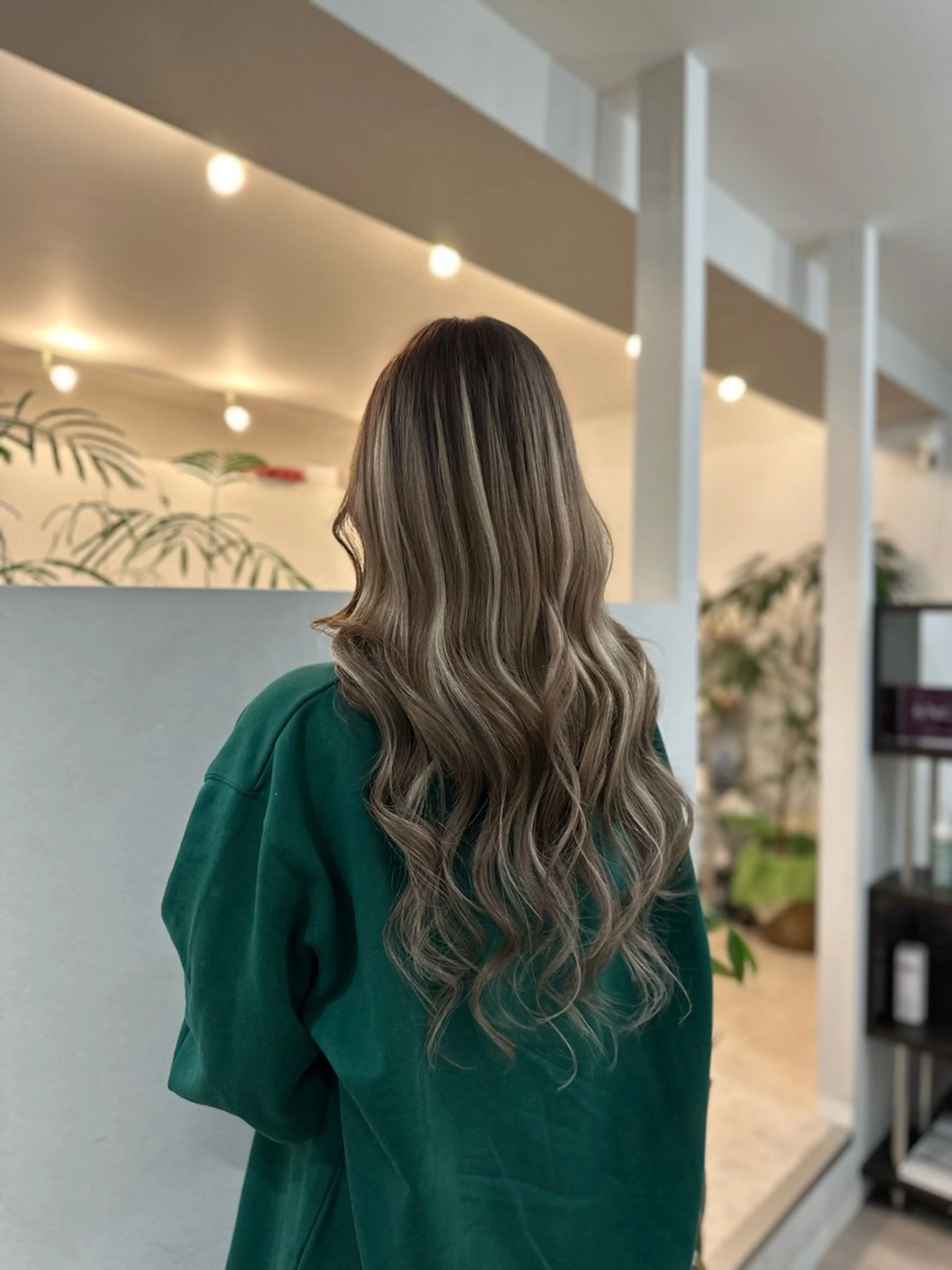 ロング TOMOMI /フロレゾンのヘアスタイル