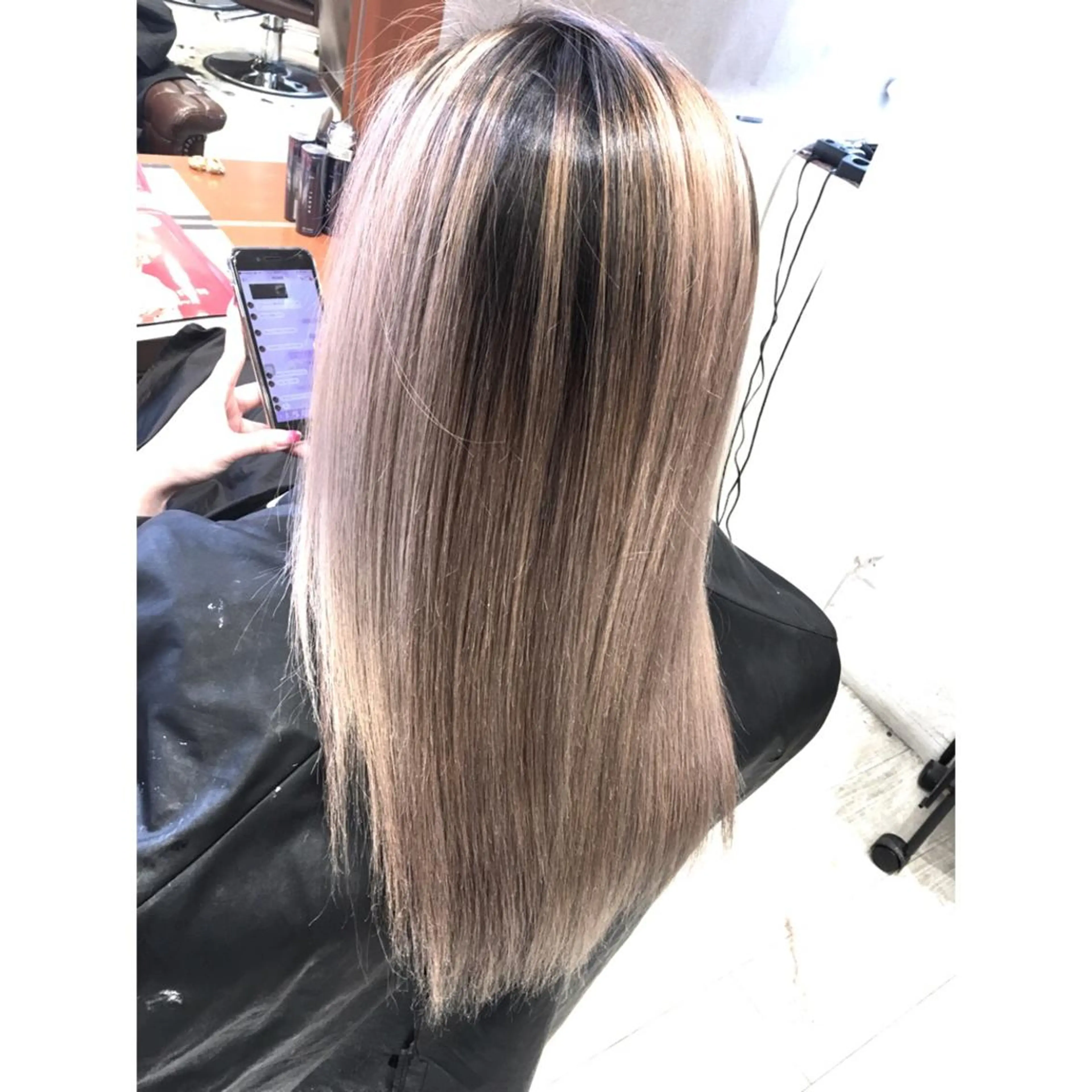 ロング カラー ネイル マツエク・マツパ バレイヤージュ ベージュカラー レイヤーカット トリートメント 井上 一平のヘアスタイル