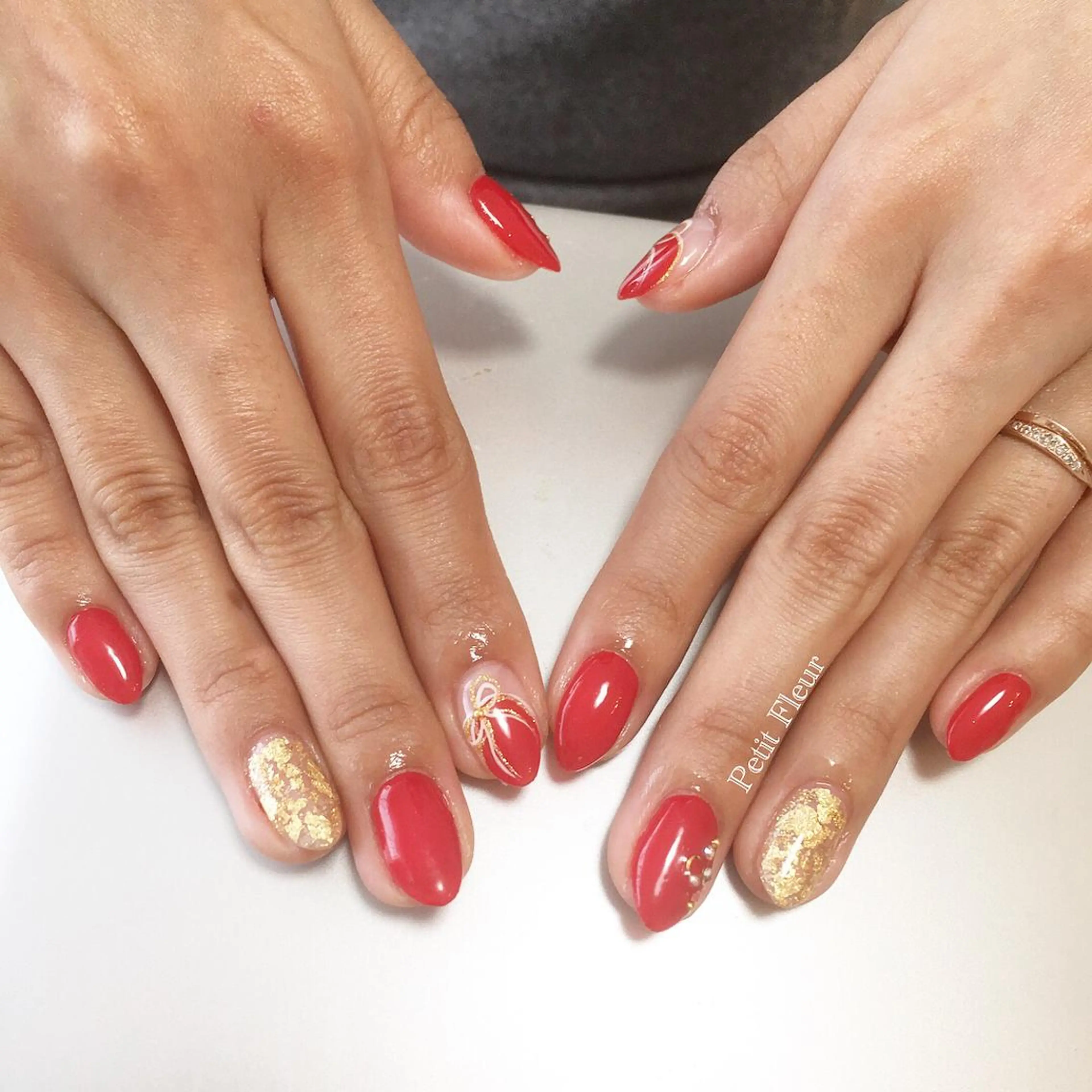 ネイル リボン ブライダルネイル Petit Fleur所属・青柳 亜梨奈のマツエク・マツパデザイン