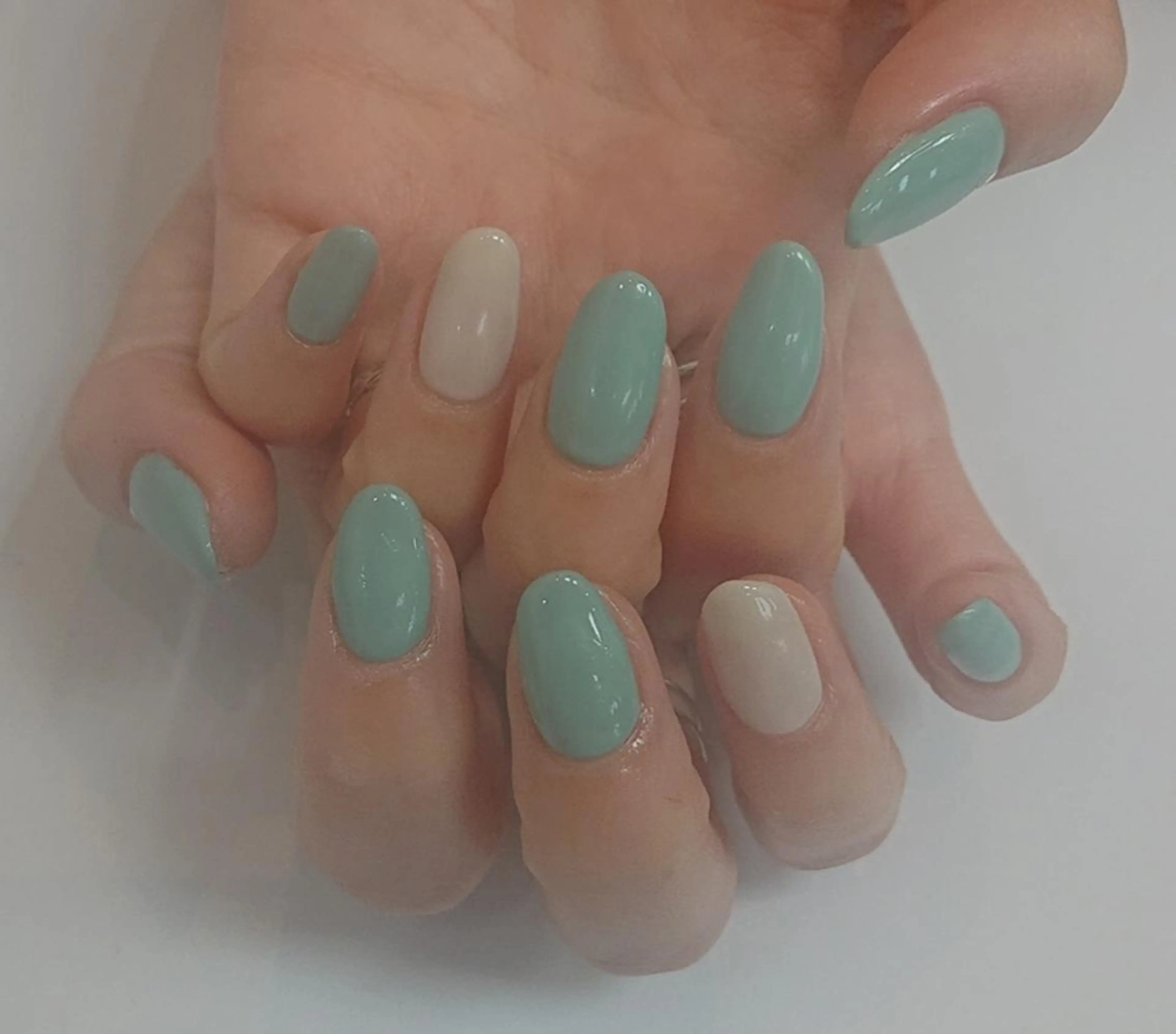 ネイル グリーン ホワイト 🍒当日もOK🍒 𝑳𝑼𝑵𝑨花井のネイルデザイン