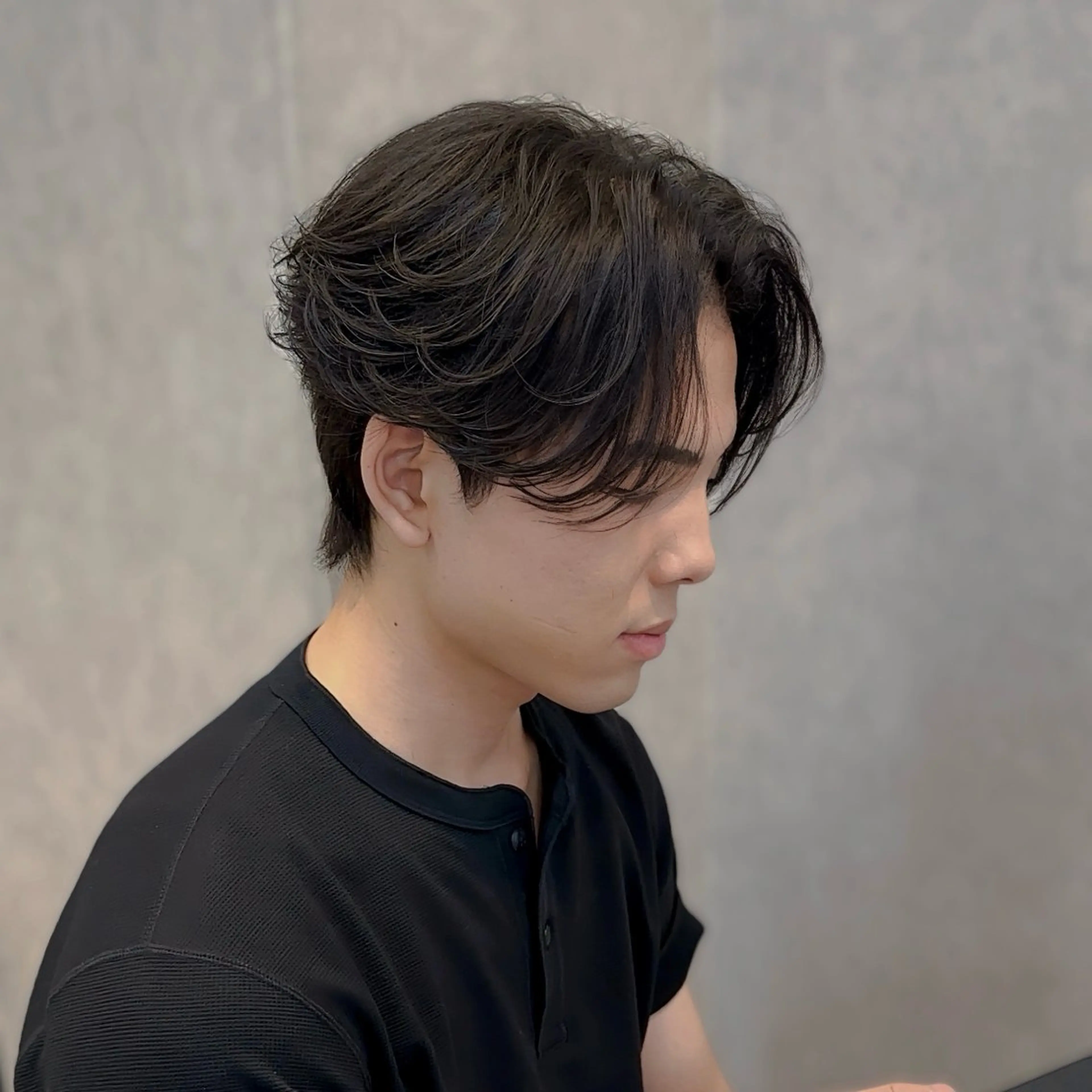 ミディアム メンズ センターパート フェザー/ゆるふわ パーマ/鐘ヶ江 航青のヘアスタイル