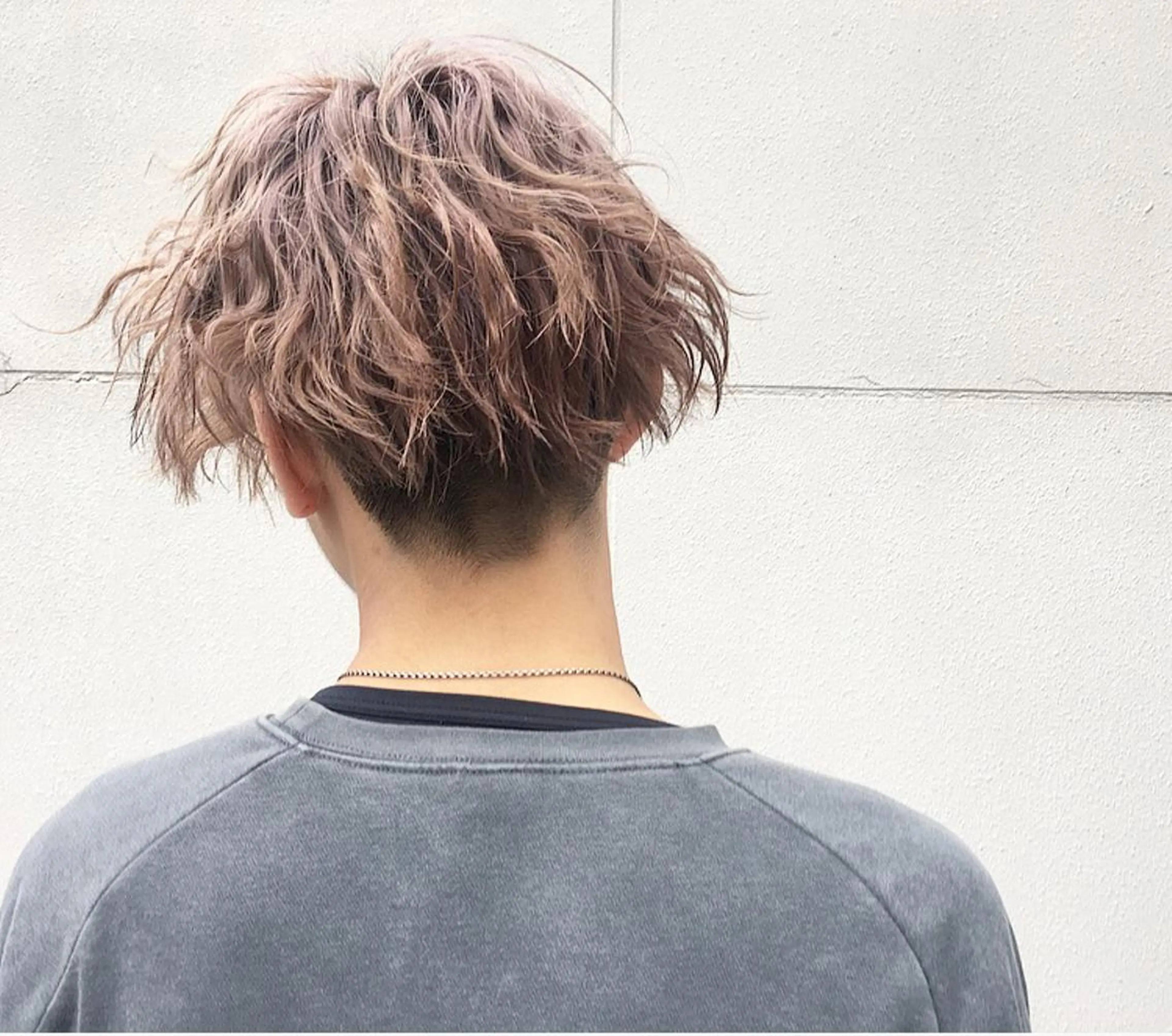 ショート カラー パーマ メンズ ブリーチ、パーマ 西部笑のヘアスタイル