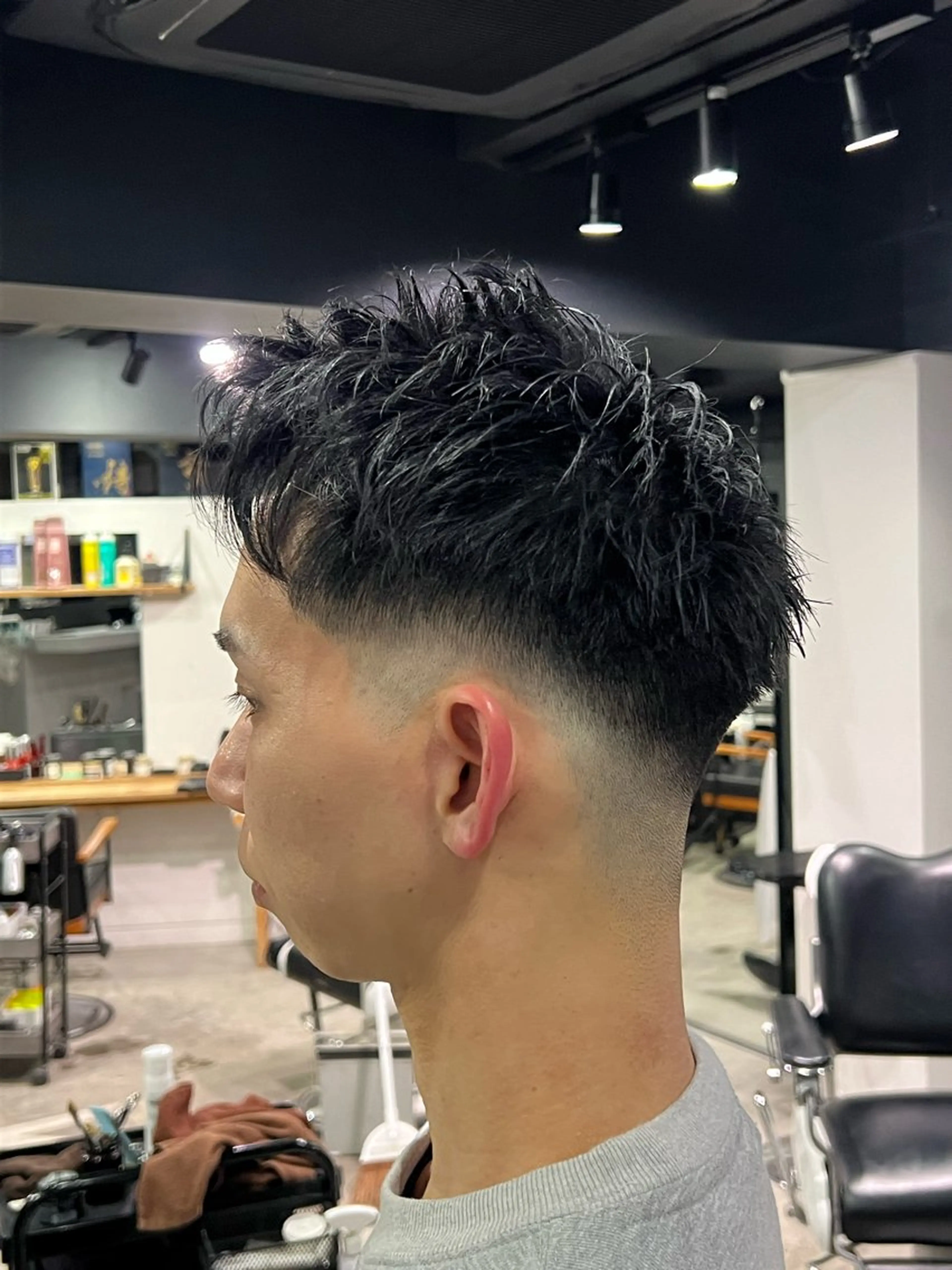 ショート メンズ アップバング フェードカット ショートヘア FUJIYAMA BARBER SHOP所属・朝陽 ／メンズヘア特化のヘアスタイル
