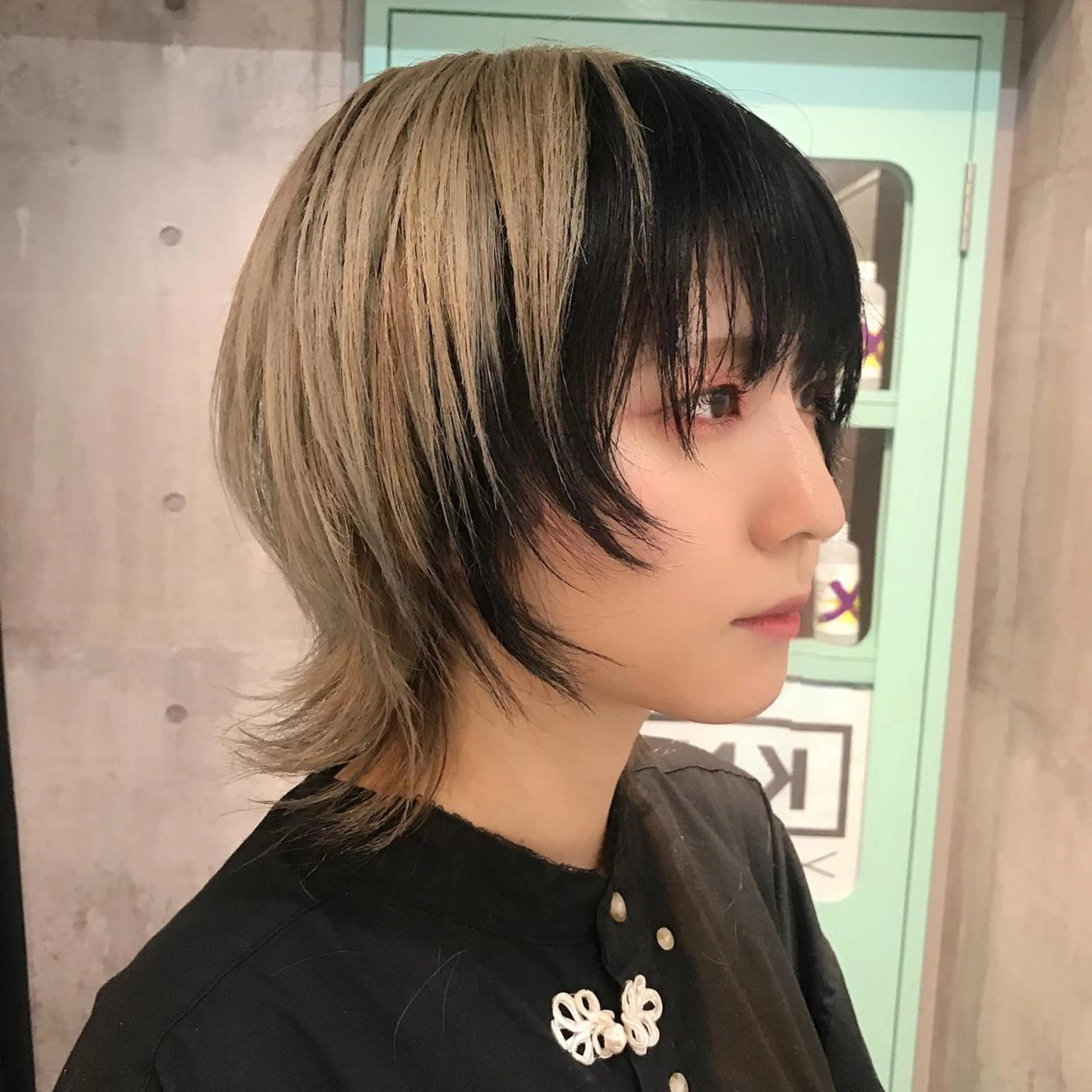 ミディアム カラー ミストバング 黒髪 ブリーチ ブルーカラー ブルーブラック ホワイト&レイヤーカ ットエクステ長畠俊輔のヘアスタイル