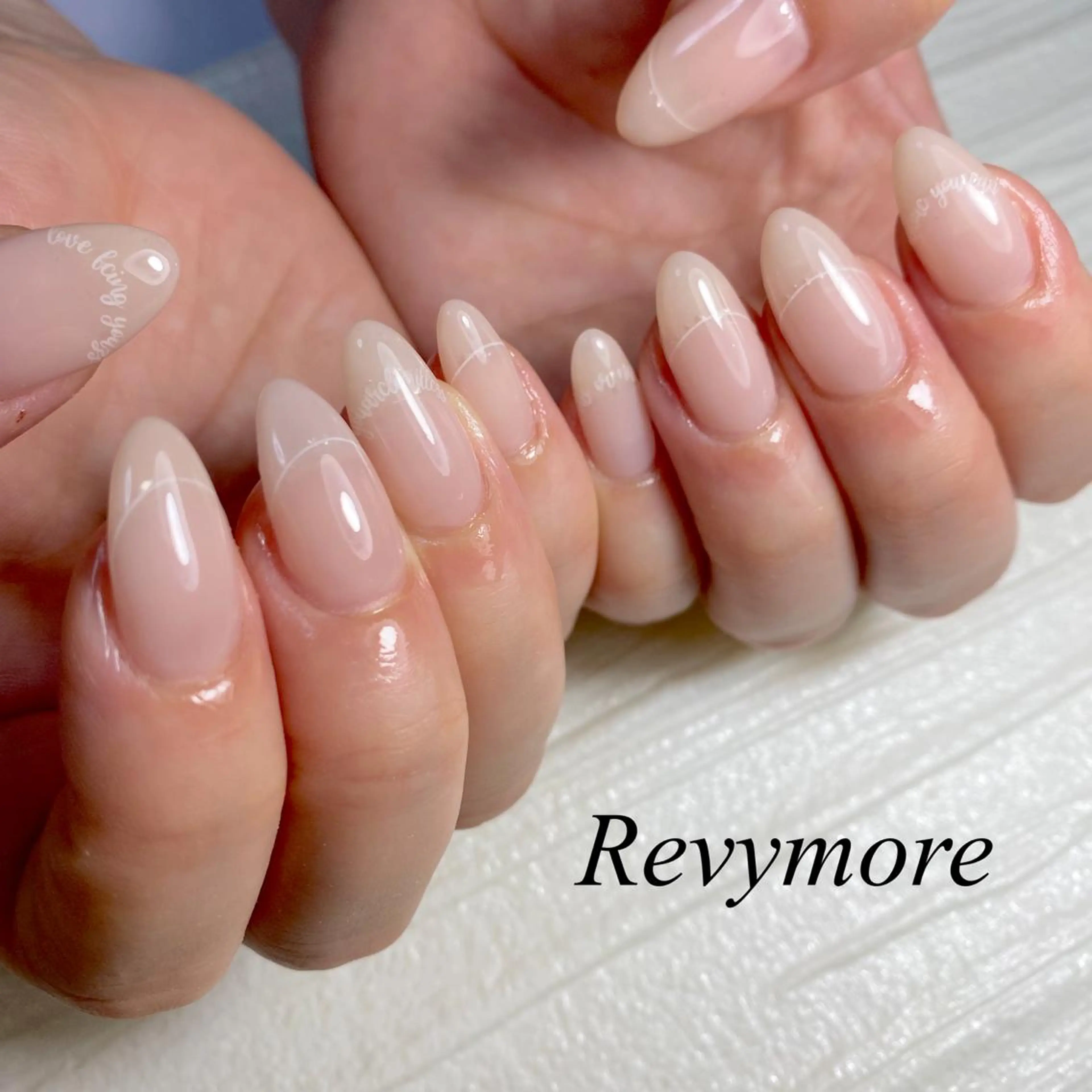 ミディアム ネイル 韓国風ヘア フレンチネイル ジェルネイル キラキラネイル 韓国ネイル nail salon Revymore所属・nail salon Revymoreのネイルデザイン