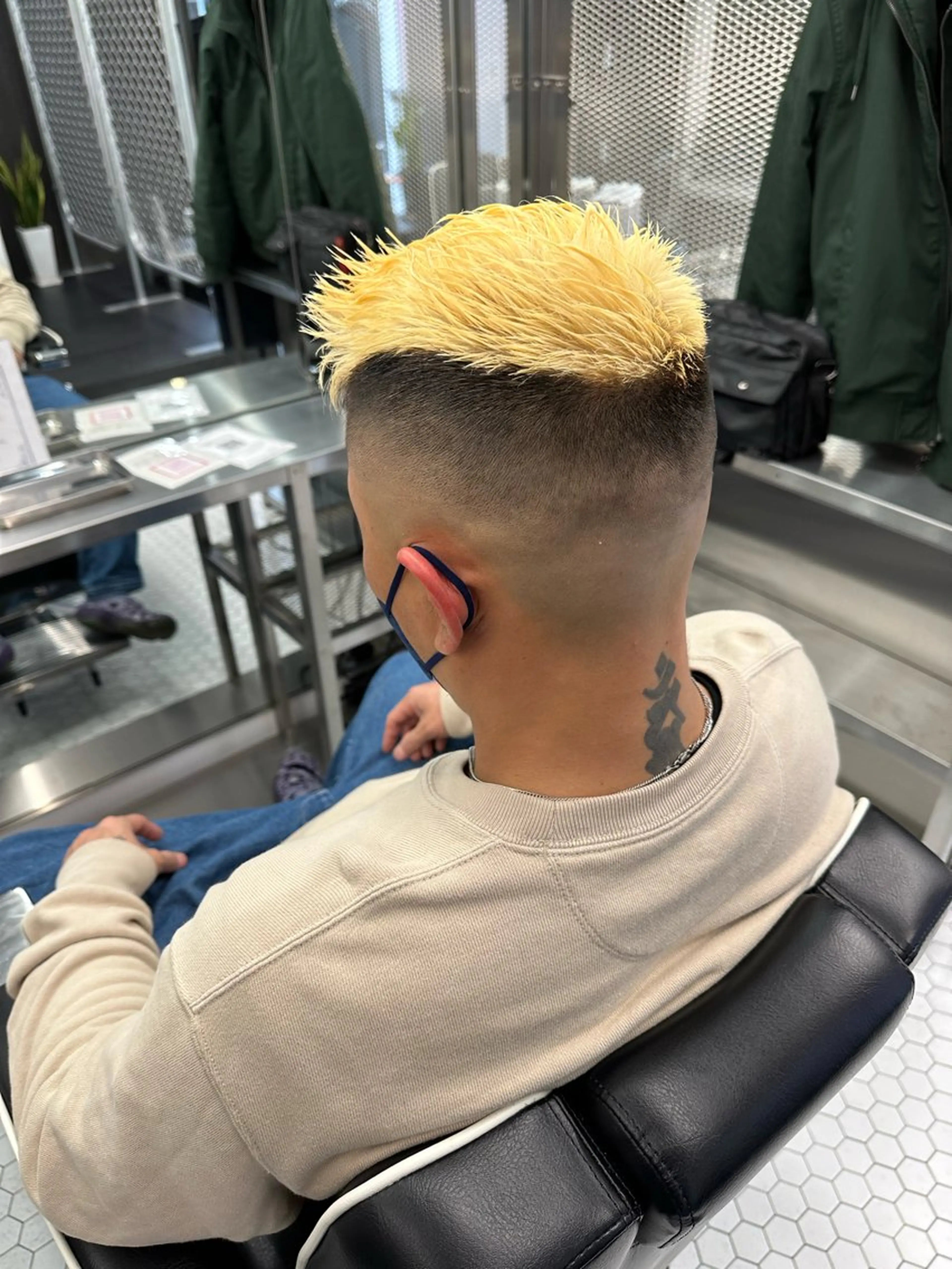 ショート メンズ カラー メンズバレイヤージュ メンズブリーチ ビジネス センターパート ダウンパーマ トップスタイリスト/ 久徳大輝のヘアスタイル