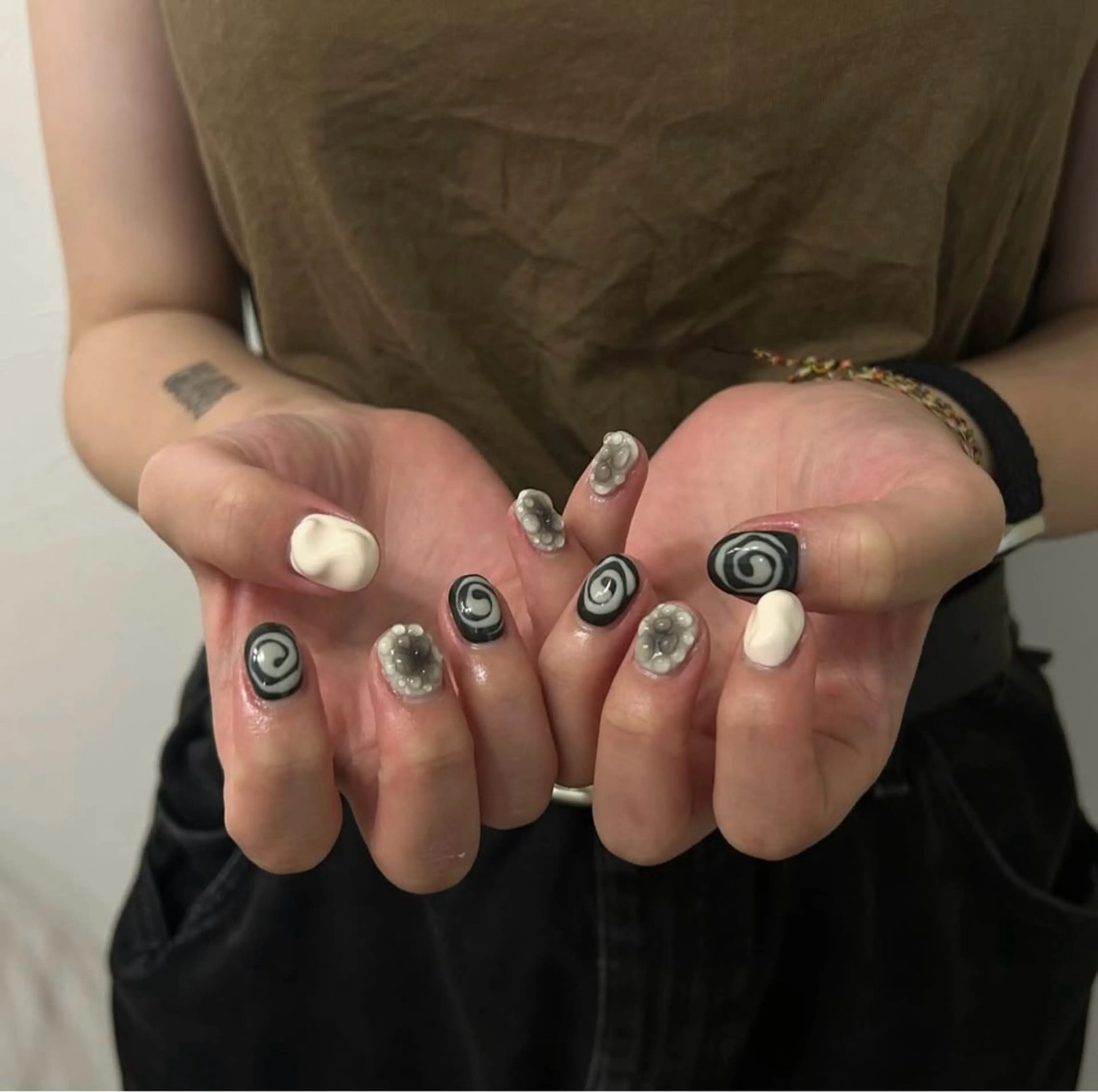 ネイル しおん🎶｜ひと 癖ニュアンス｜個性派のネイルデザイン