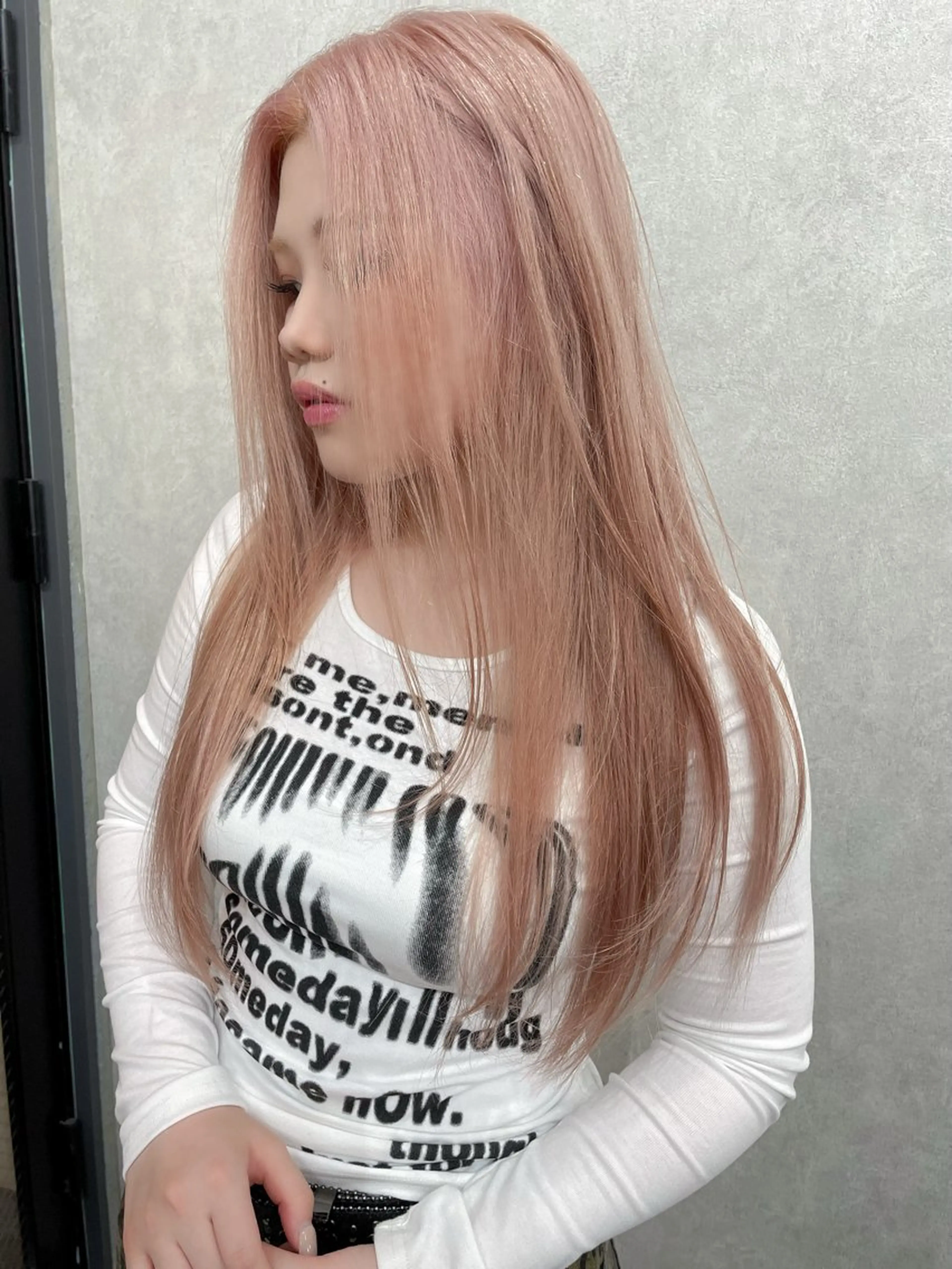 ロング カラー ピンクカラー ホワイトピンク AIRI layer cut hairのヘアスタイル