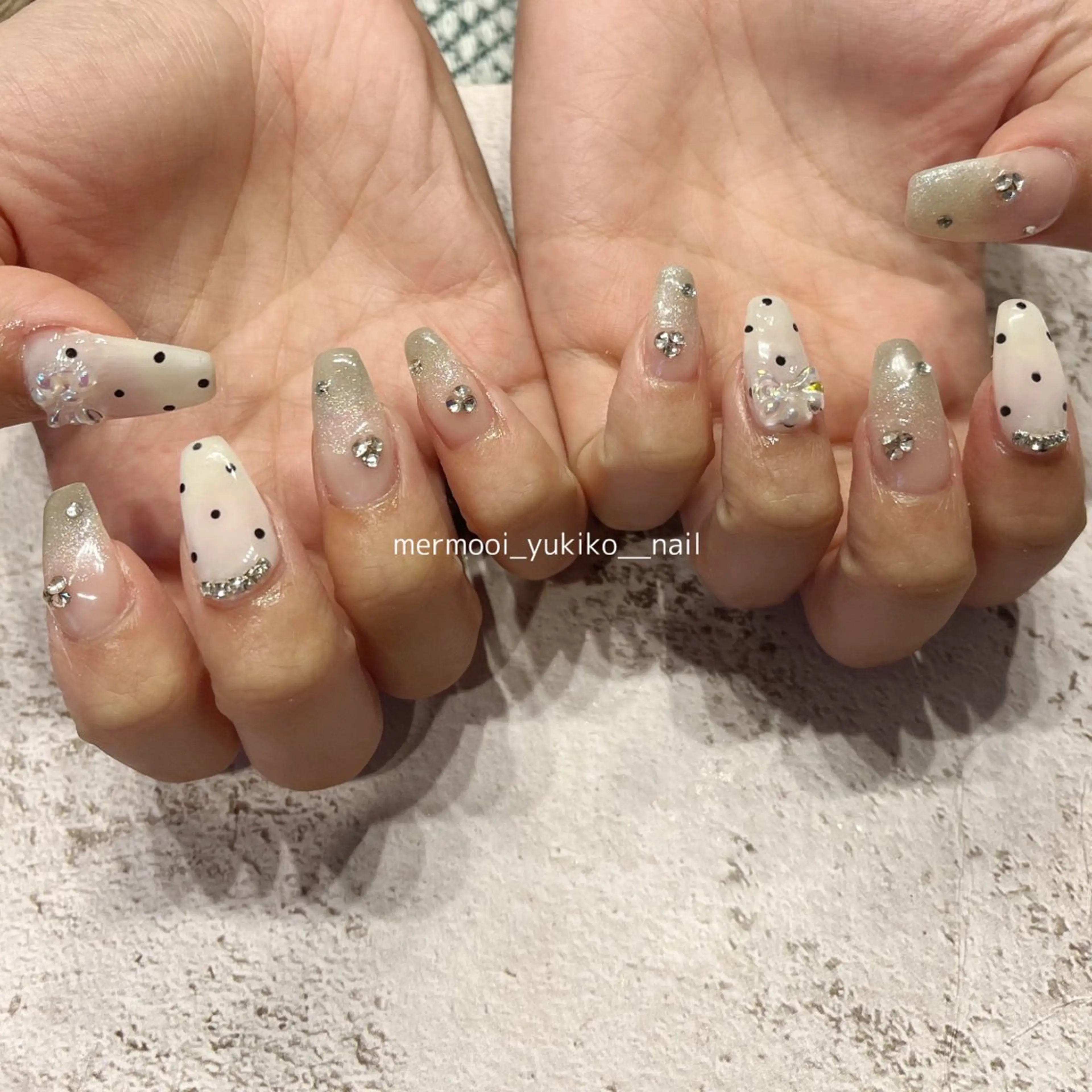 ネイル アートネイル ドット ジェルネイル 韓国ネイル ロングネイル ハンドネイル melu所属・melu yukikoのネイルデザイン