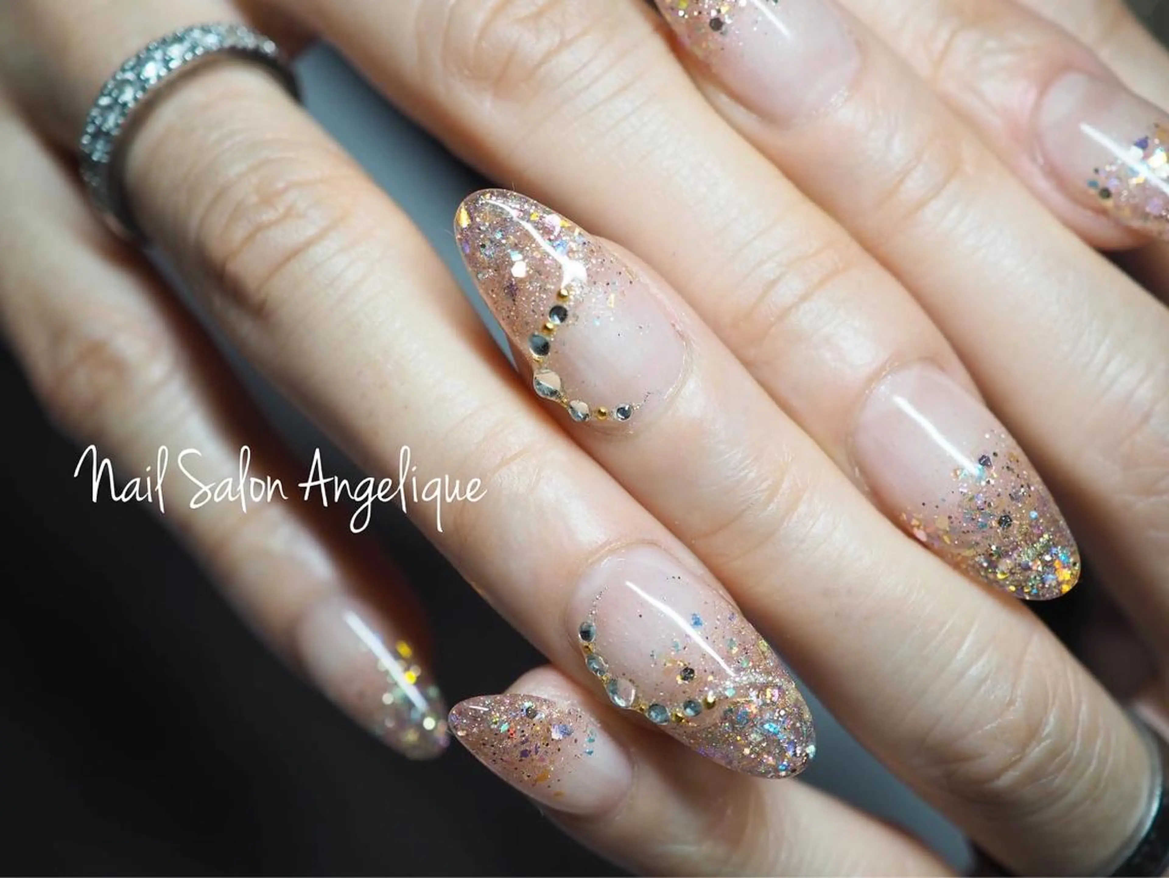 ソフトジェル、スカルプオフ込☆スカルプ【ラメグラデーション】（ショート、ミディアムまで）の写真