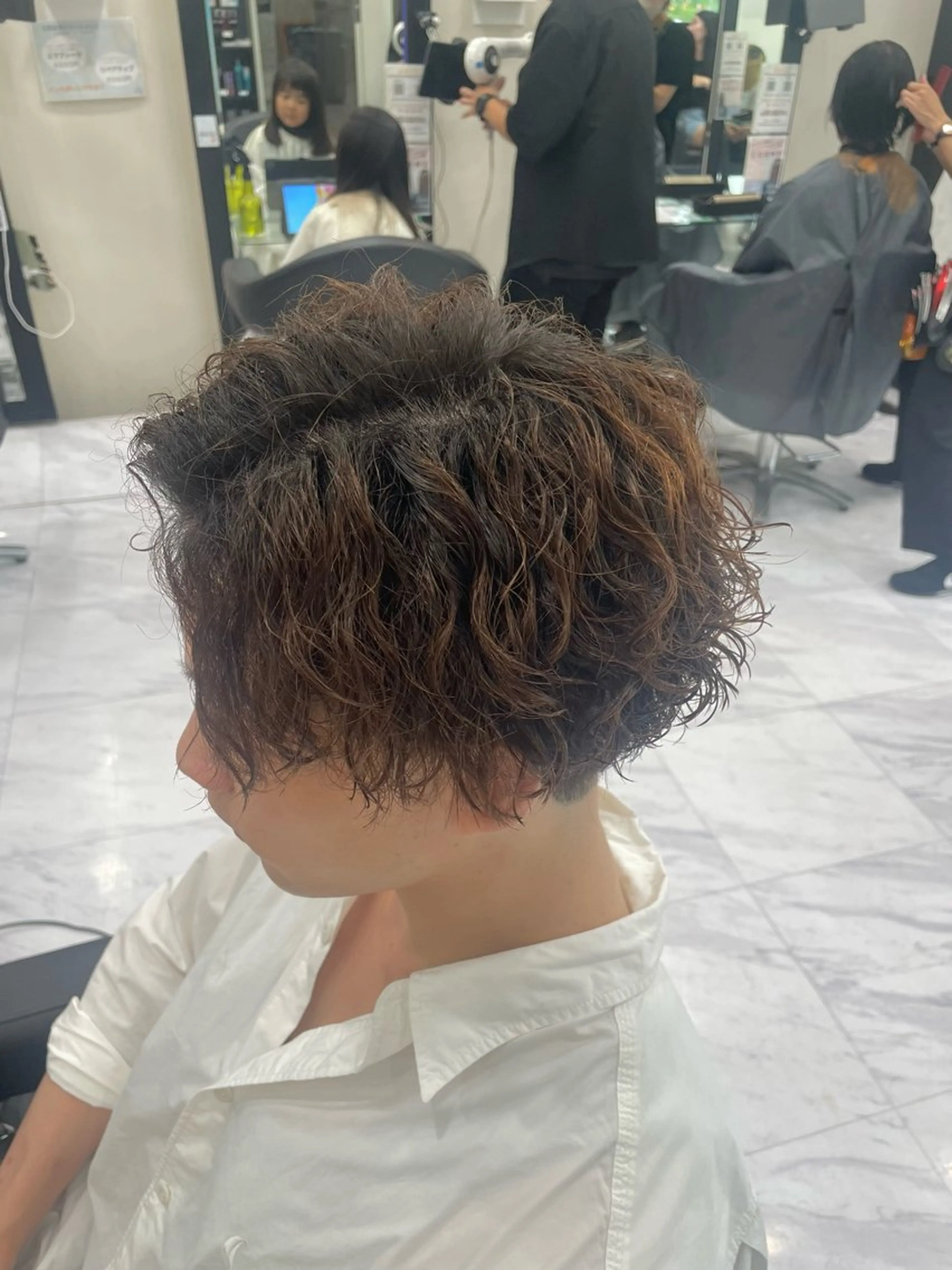 ショート パーマ メンズ センターパート メンズパーマ ツイストスパイラルパーマ デート スパイラルパーマ 🐥くまがい💛 ダブルカラー／パーマのヘアスタイル