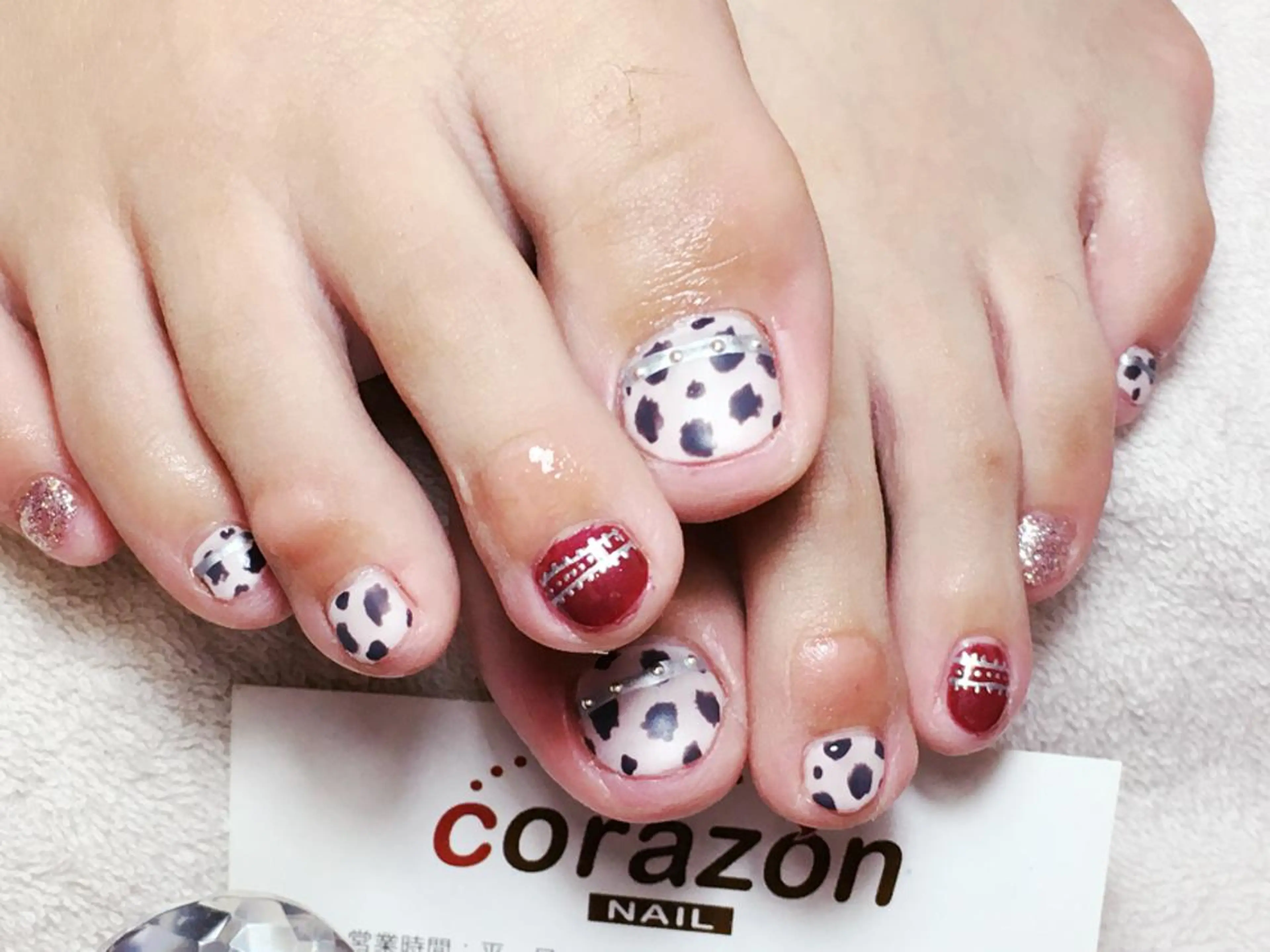 ネイル アートネイル ラメ(グリッター) マットネイル 赤色 フットネイル corazon所属・ネイリスト aicoのネイルデザイン