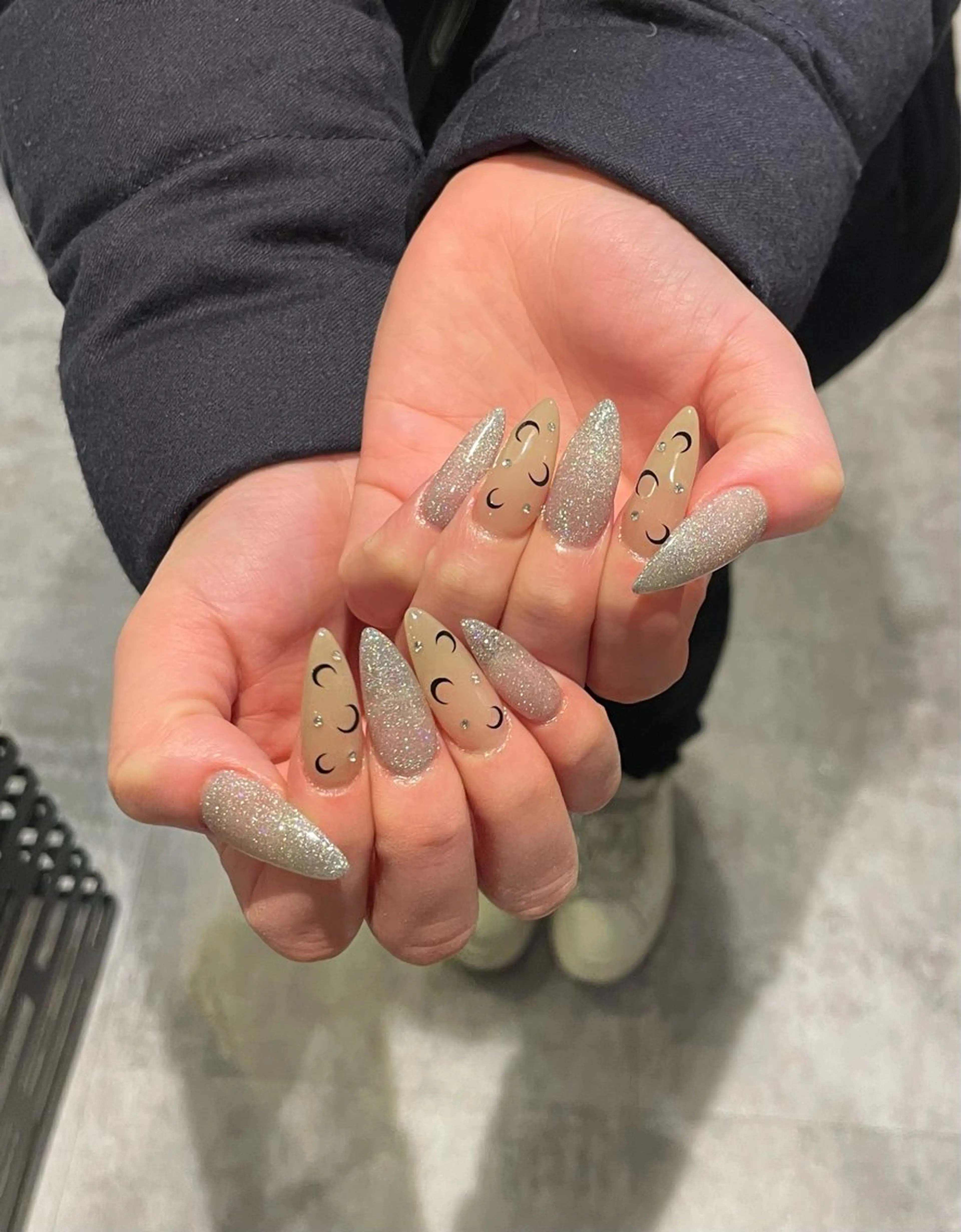 ネイル アートネイル ラメ(グリッター) オフィスネイル ストーンネイル エミラボーテ 心斎橋店所属・ODA HIMARIのネイルデザイン