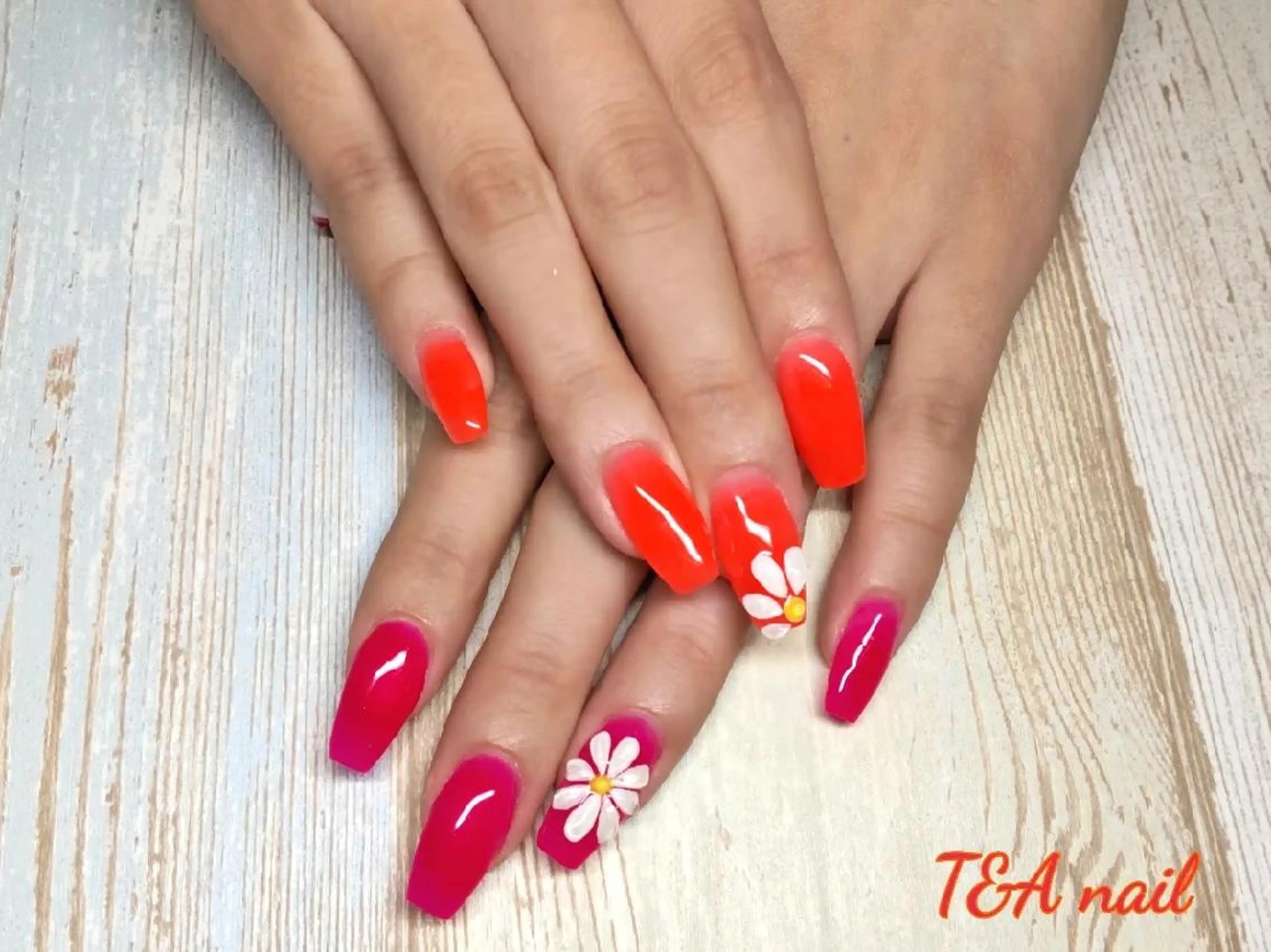 セミロング ネイル 長さ出し フラワーネイル ジェルネイル ニュアンスネイル オレンジ ハンドネイル T&A nailのネイルデザイン