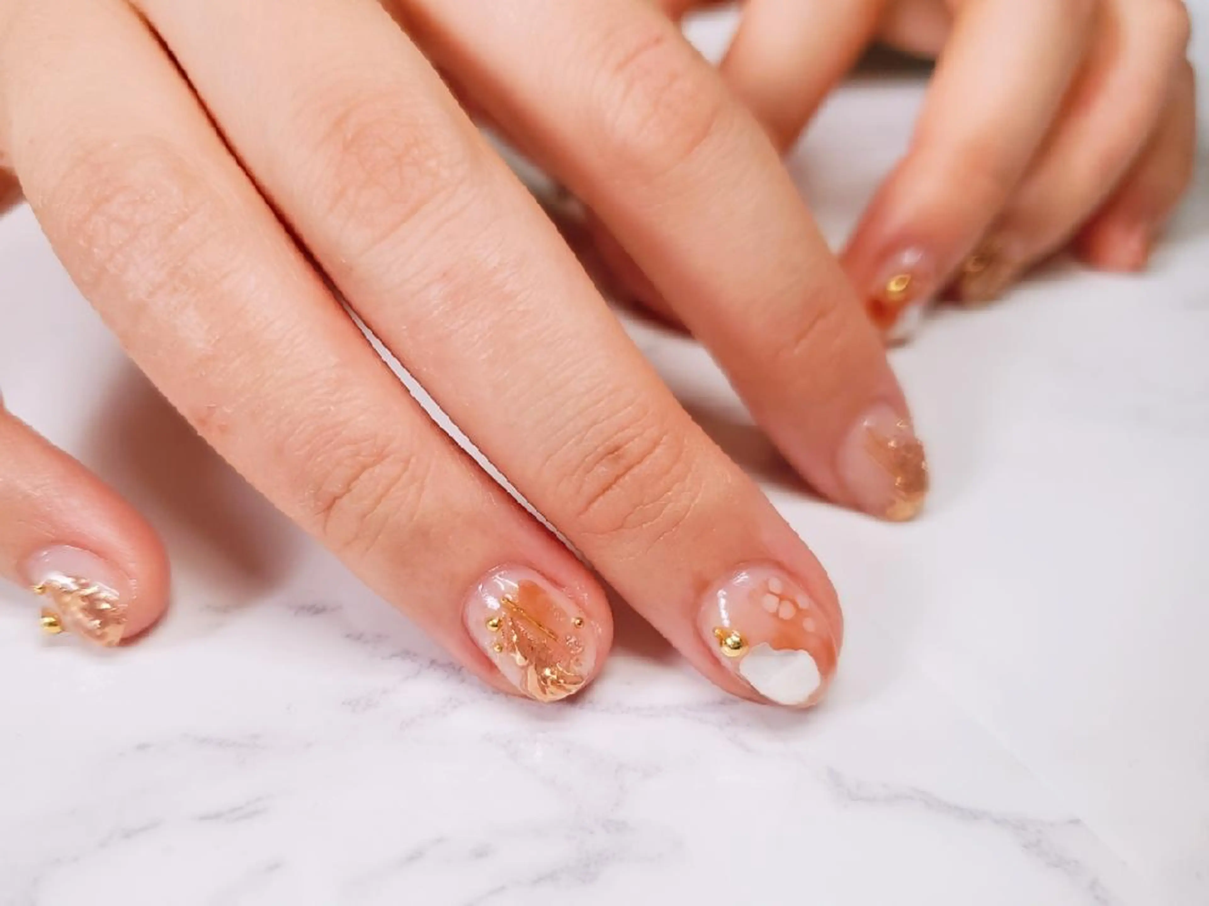 ネイル ブラウン ゴールド ニュアンスネイル ハンドネイル ハンドケア 佐藤 結衣のネイルデザイン